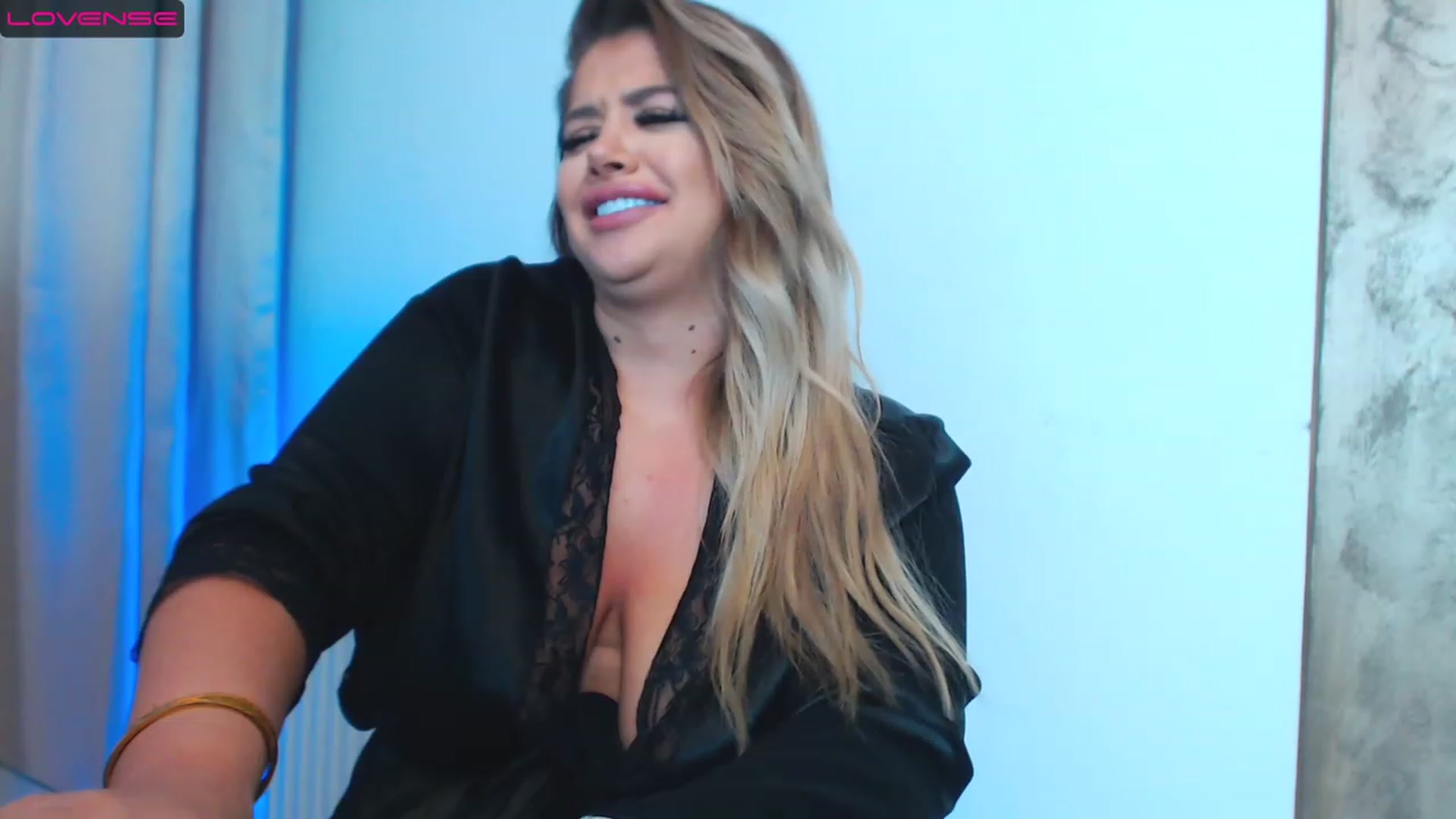 Gallery image thumbnail from Amber_Xs's myfreecams stream on, 12/31/2022, 24:03 image 15 of 20