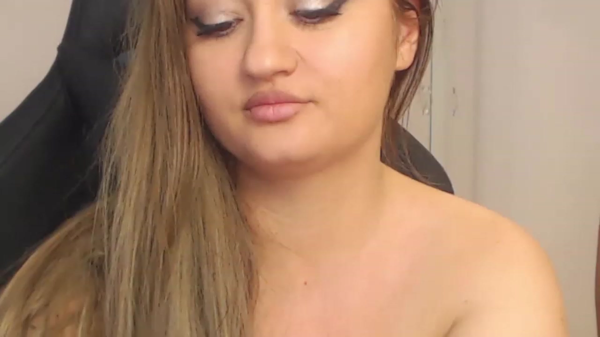 Gallery image thumbnail from Amber_rey's myfreecams stream on, 11/14/2022, 13:18 image 10 of 20
