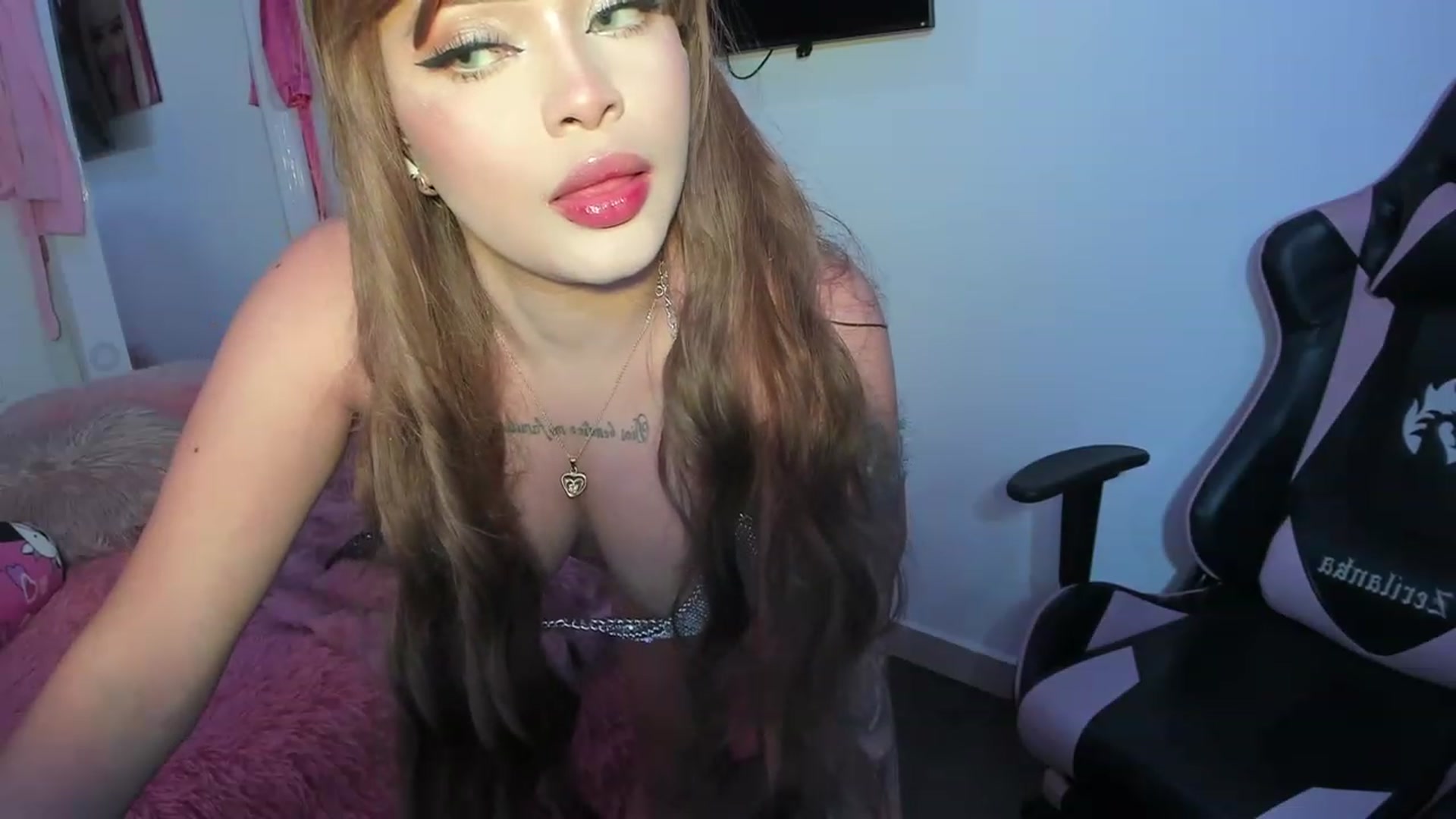 Gallery image thumbnail from Amberjhons's myfreecams stream on, 11/28/2022, 02:29 image 11 of 20
