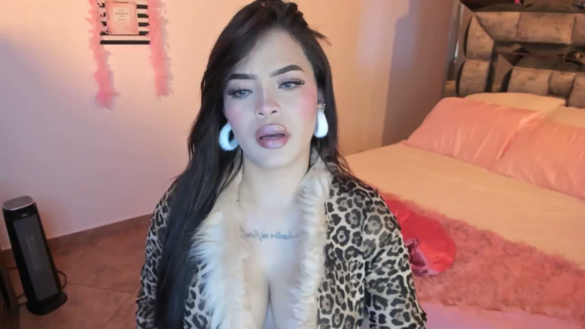 Gallery image thumbnail from Amberjhons's myfreecams stream on, 09/28/2024, 14:20 image 10 of 20