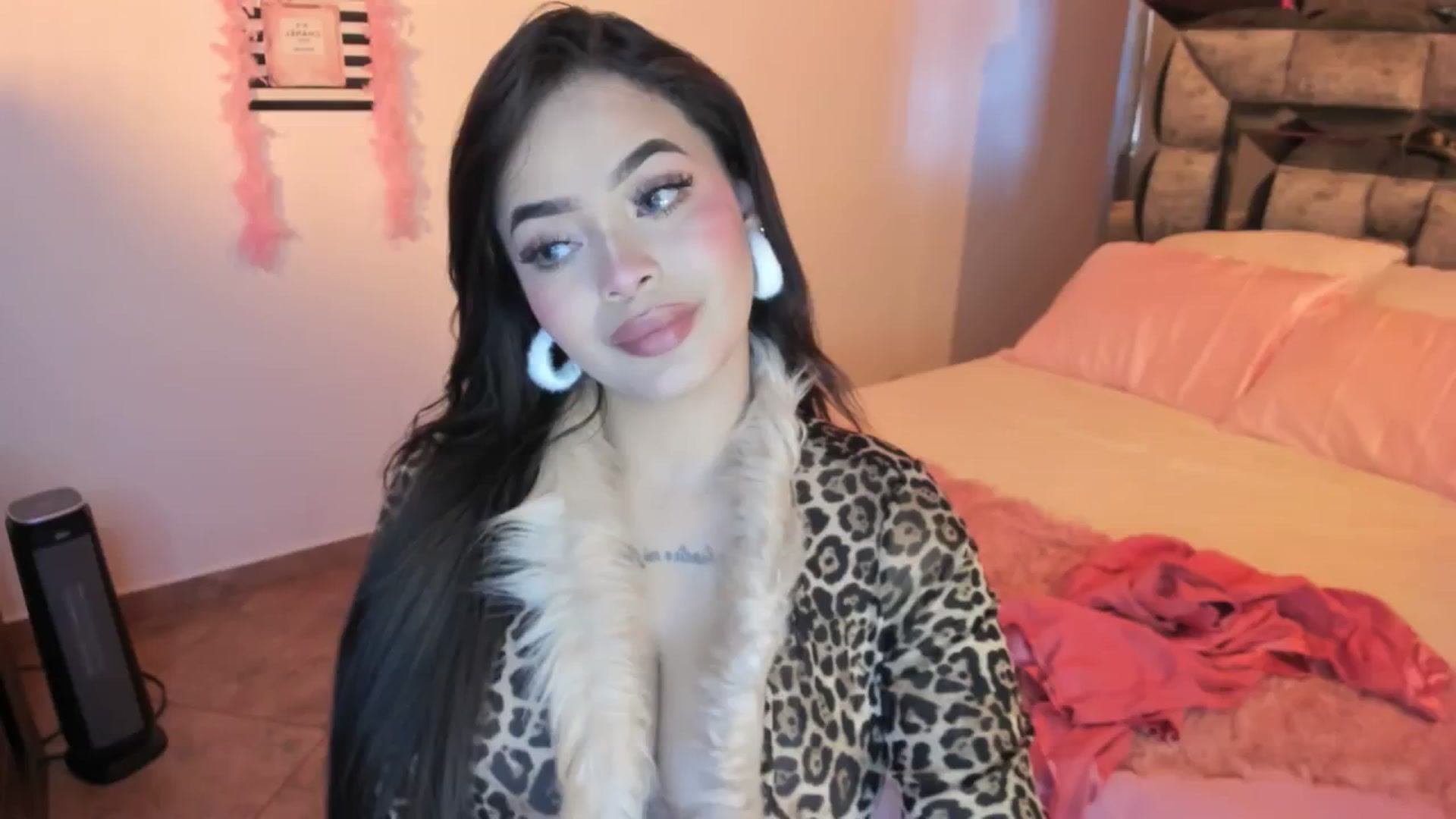 Gallery image thumbnail from Amberjhons's myfreecams stream on, 09/28/2024, 14:20 image 16 of 20