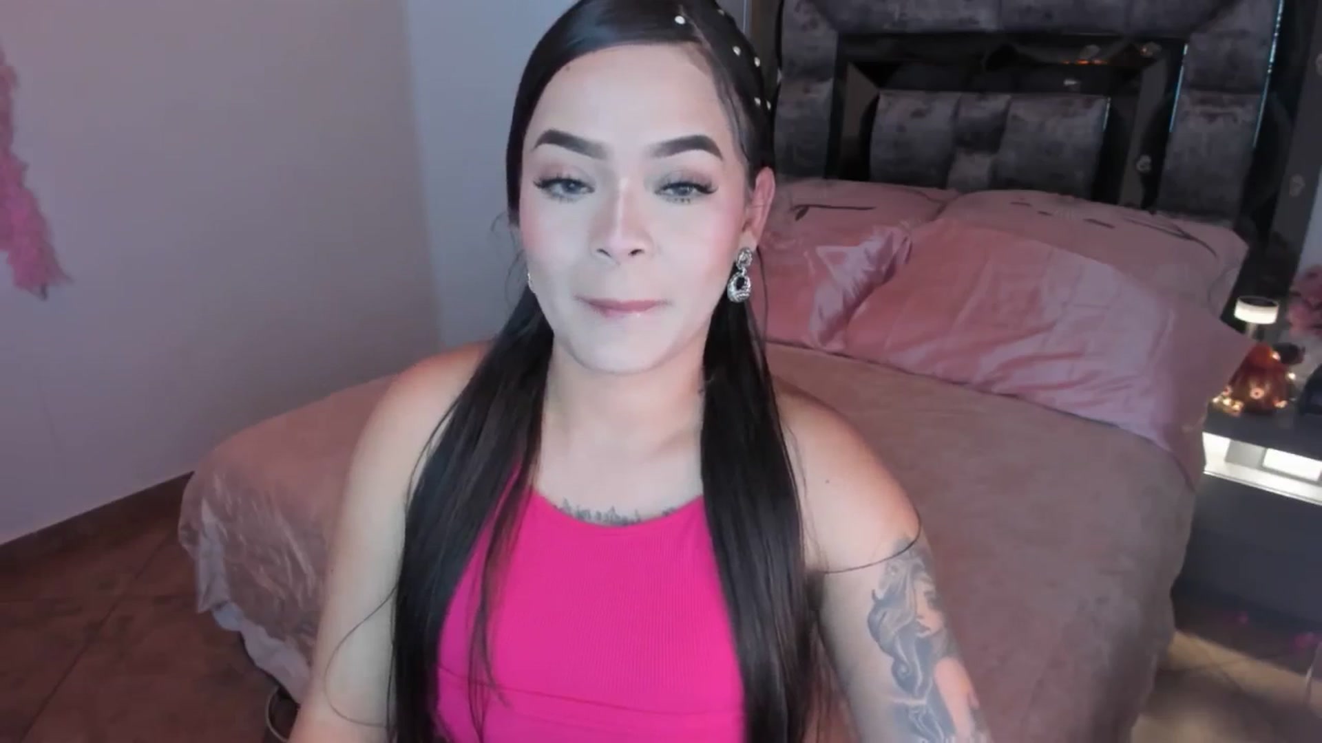 Gallery image thumbnail from Amberjhons's myfreecams stream on, 10/19/2024, 19:50 image 6 of 20
