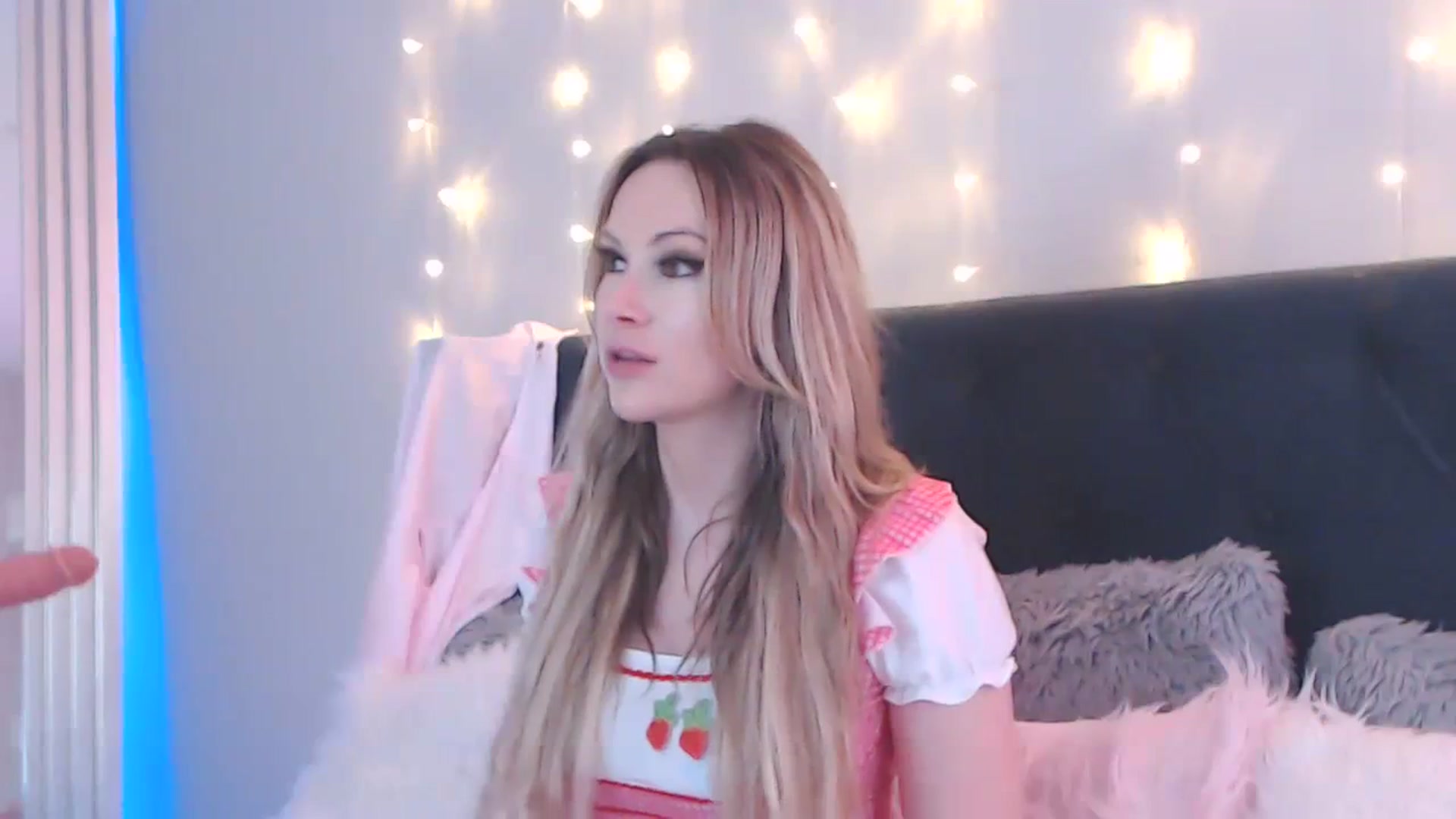 Gallery image thumbnail from AmbriTaylor's myfreecams stream on, 08/23/2023, 18:22 image 3 of 20