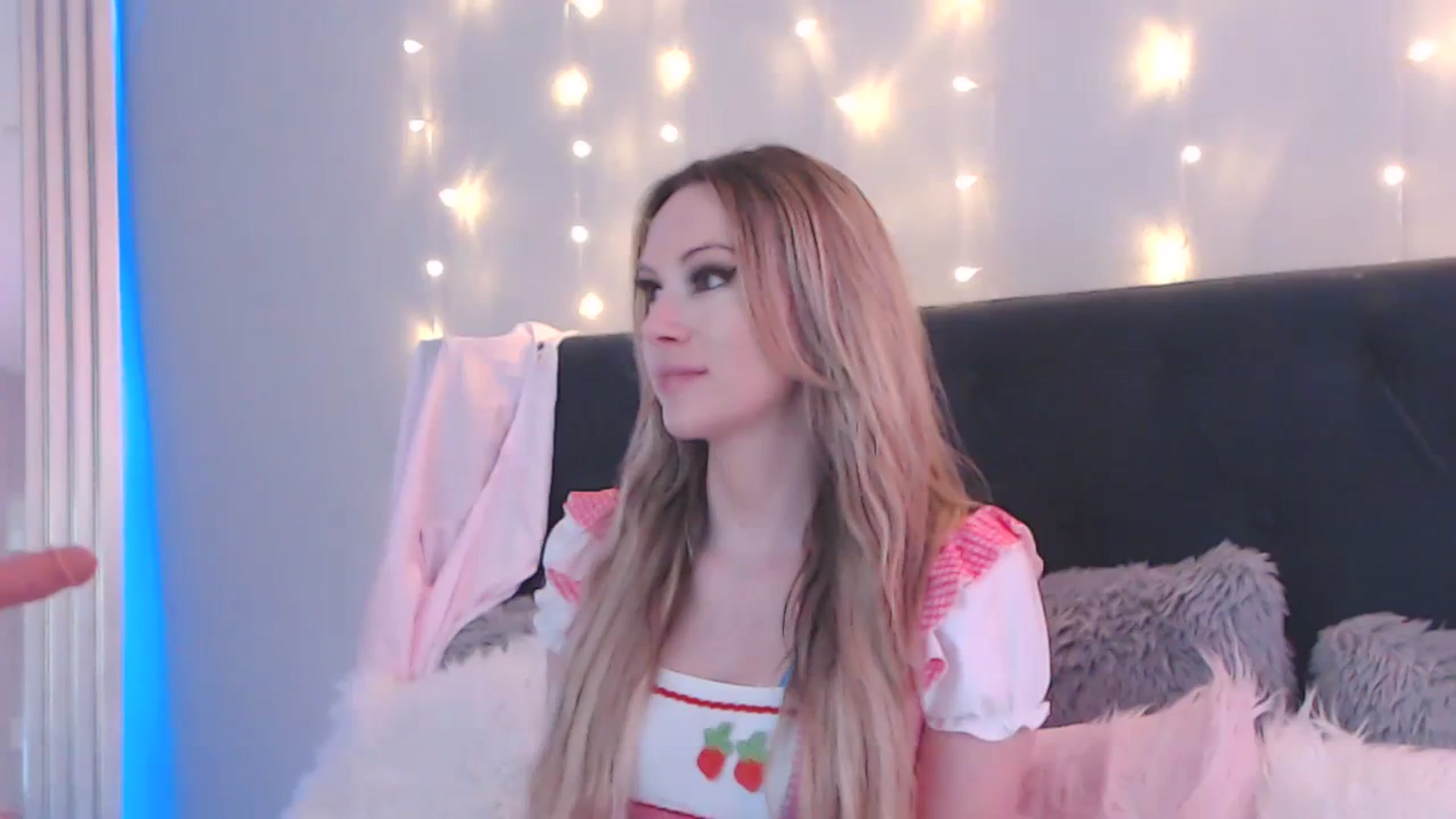 Gallery image thumbnail from AmbriTaylor's myfreecams stream on, 08/23/2023, 18:22 image 18 of 20