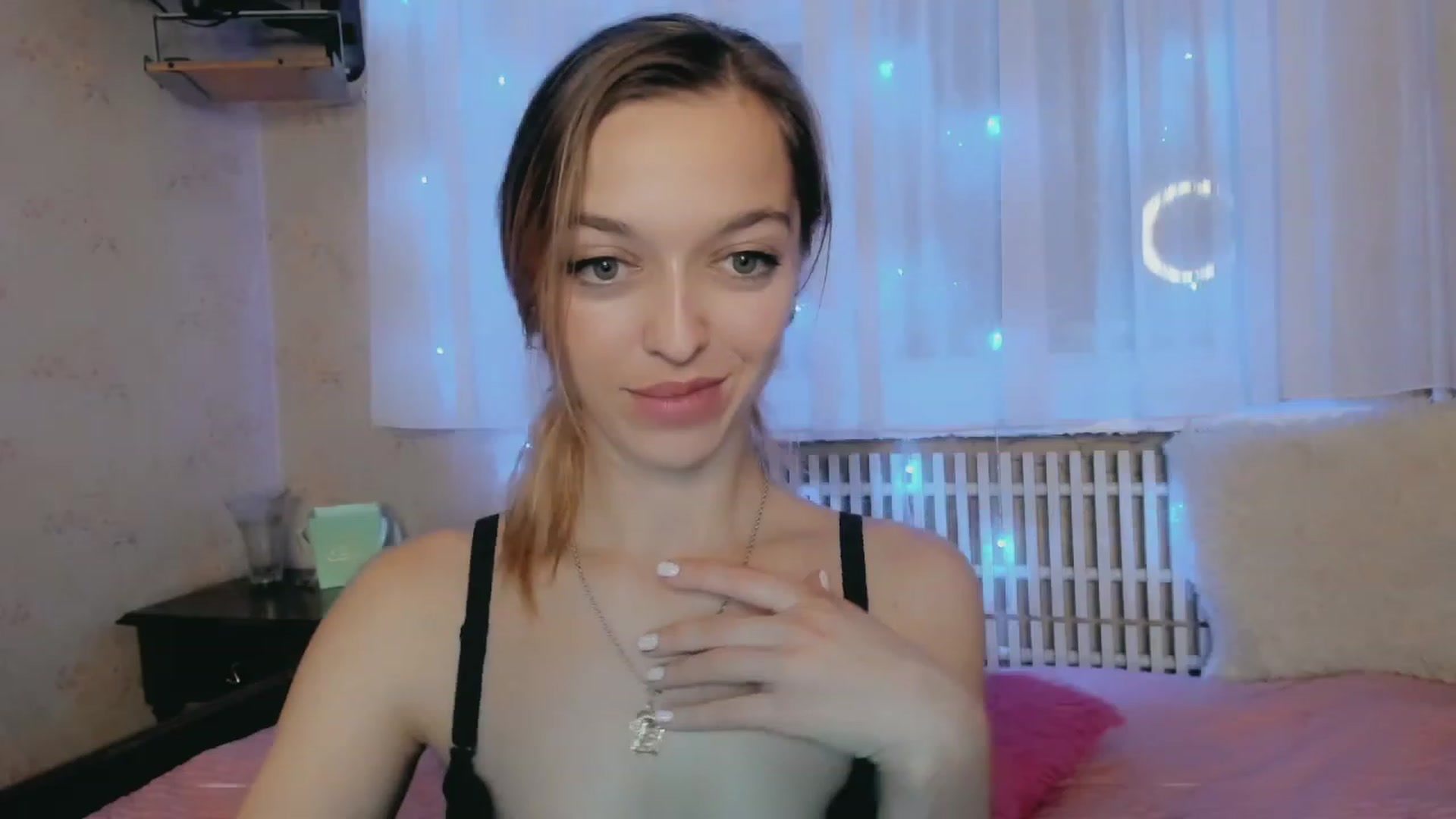 Gallery image thumbnail from Ambri_Lili's myfreecams stream on, 11/17/2022, 07:07 image 4 of 20