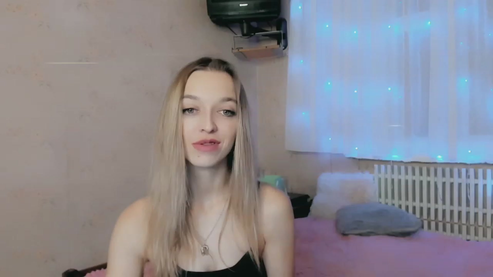 Gallery image thumbnail from Ambri_Lili's myfreecams stream on, 11/20/2022, 17:38 image 15 of 20