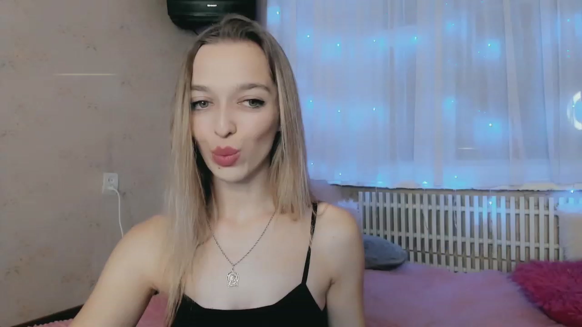 Gallery image thumbnail from Ambri_Lili's myfreecams stream on, 11/20/2022, 17:38 image 11 of 20