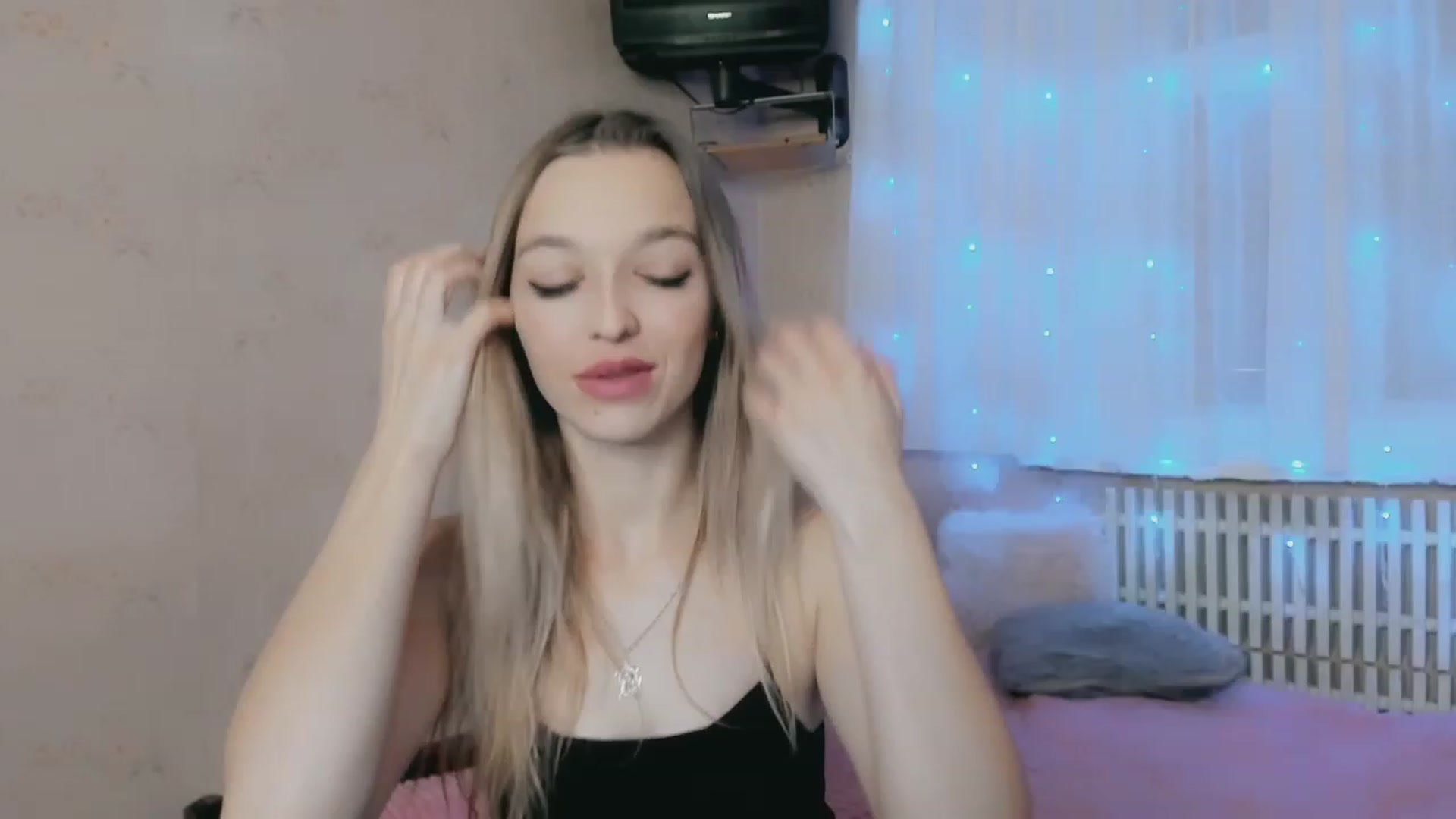 Gallery image thumbnail from Ambri_Lili's myfreecams stream on, 11/20/2022, 17:38 image 14 of 20