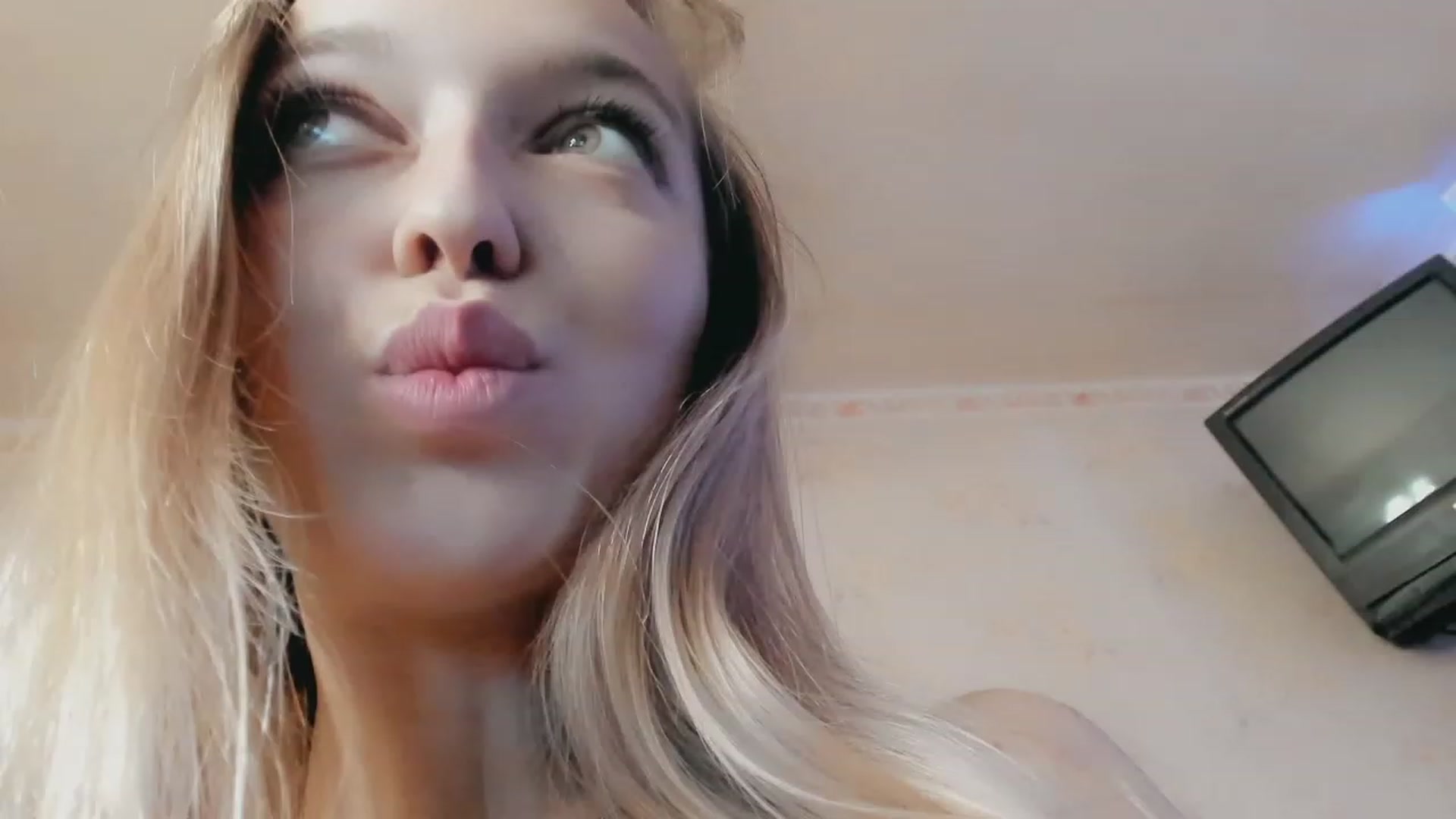 Gallery image thumbnail from Ambri_Lili's myfreecams stream on, 11/27/2022, 05:48 image 7 of 20