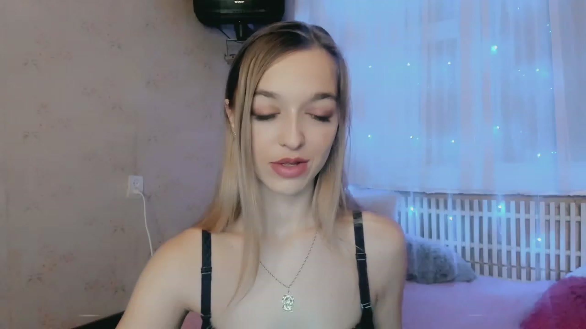 Gallery image thumbnail from Ambri_Lili's myfreecams stream on, 11/28/2022, 05:12 image 12 of 20