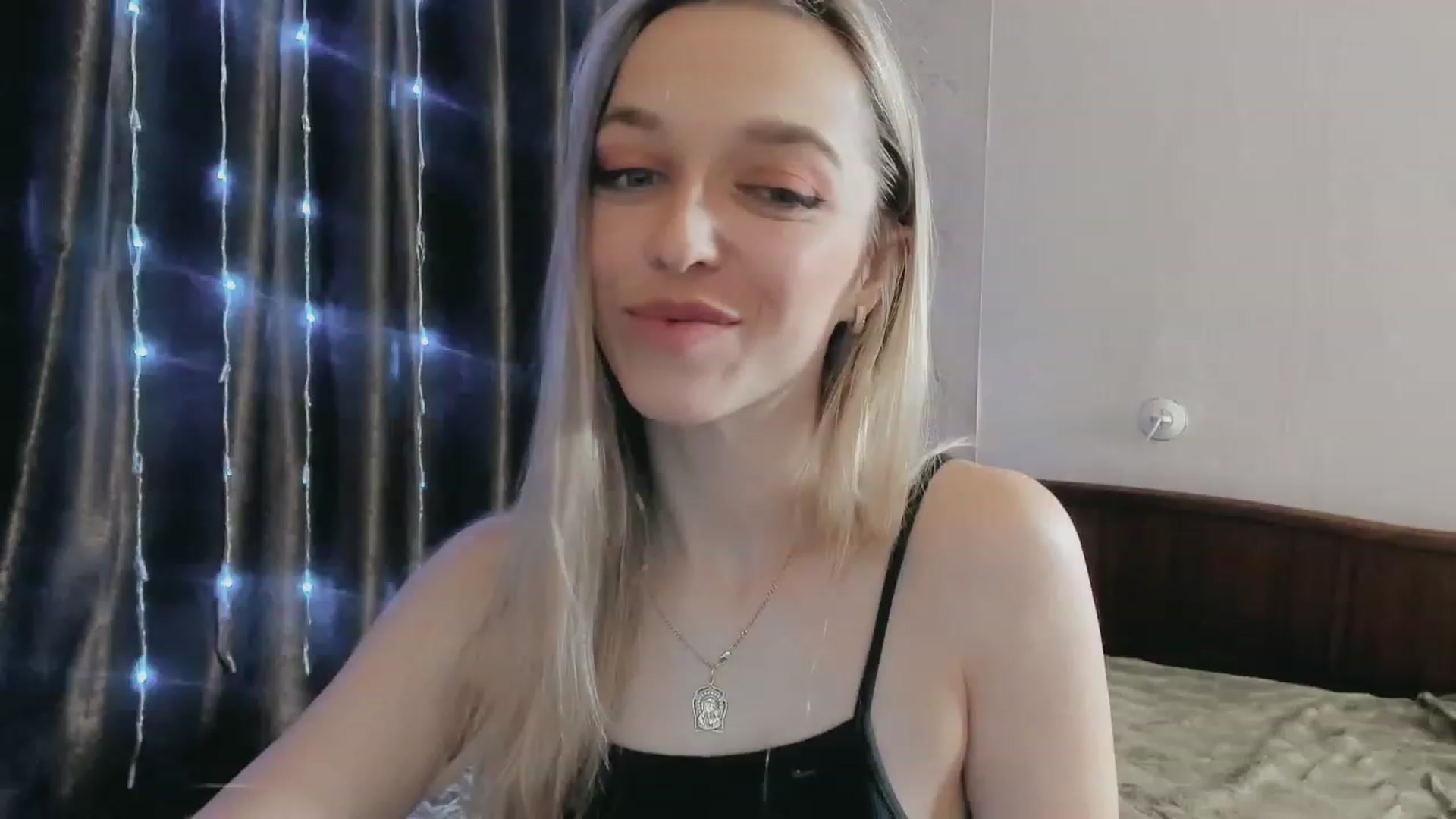 Gallery image thumbnail from Ambri_Lili's myfreecams stream on, 03/31/2023, 17:35 image 13 of 20