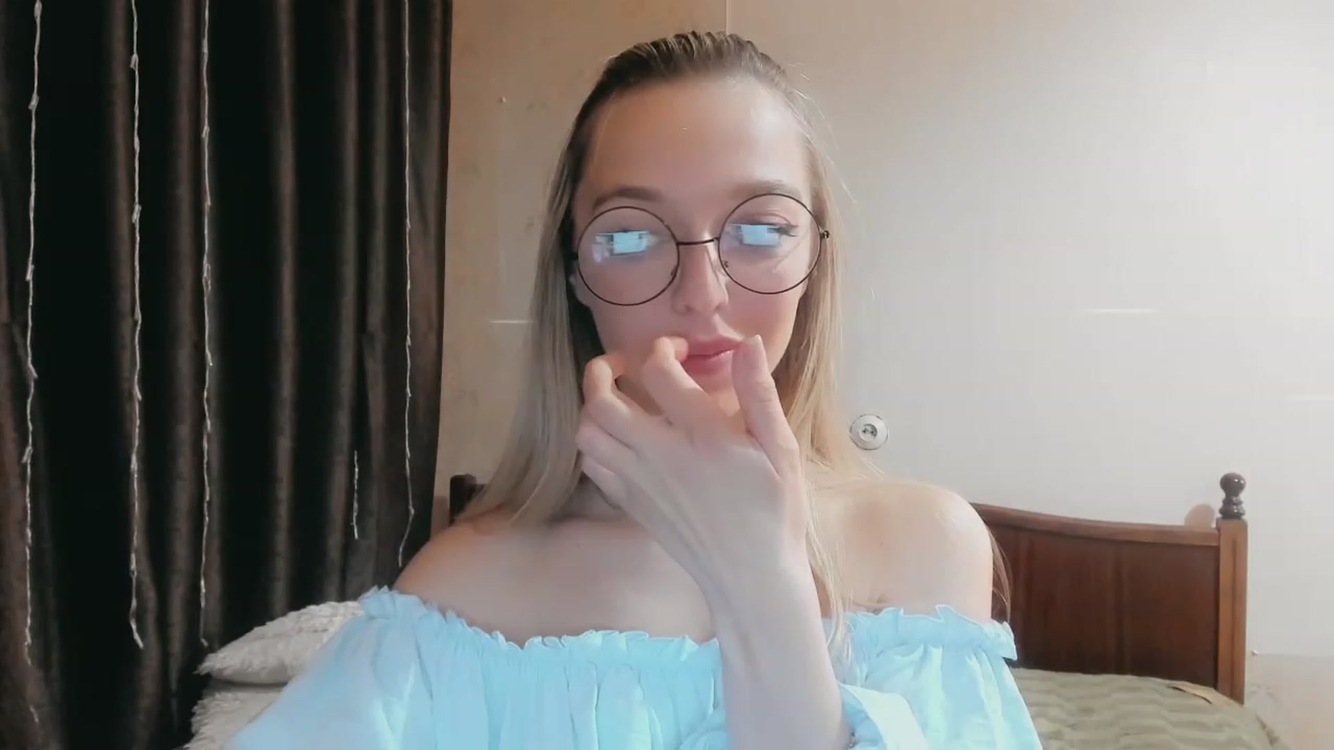 Gallery image thumbnail from Ambri_Lili's myfreecams stream on, 04/19/2023, 17:35 image 8 of 20