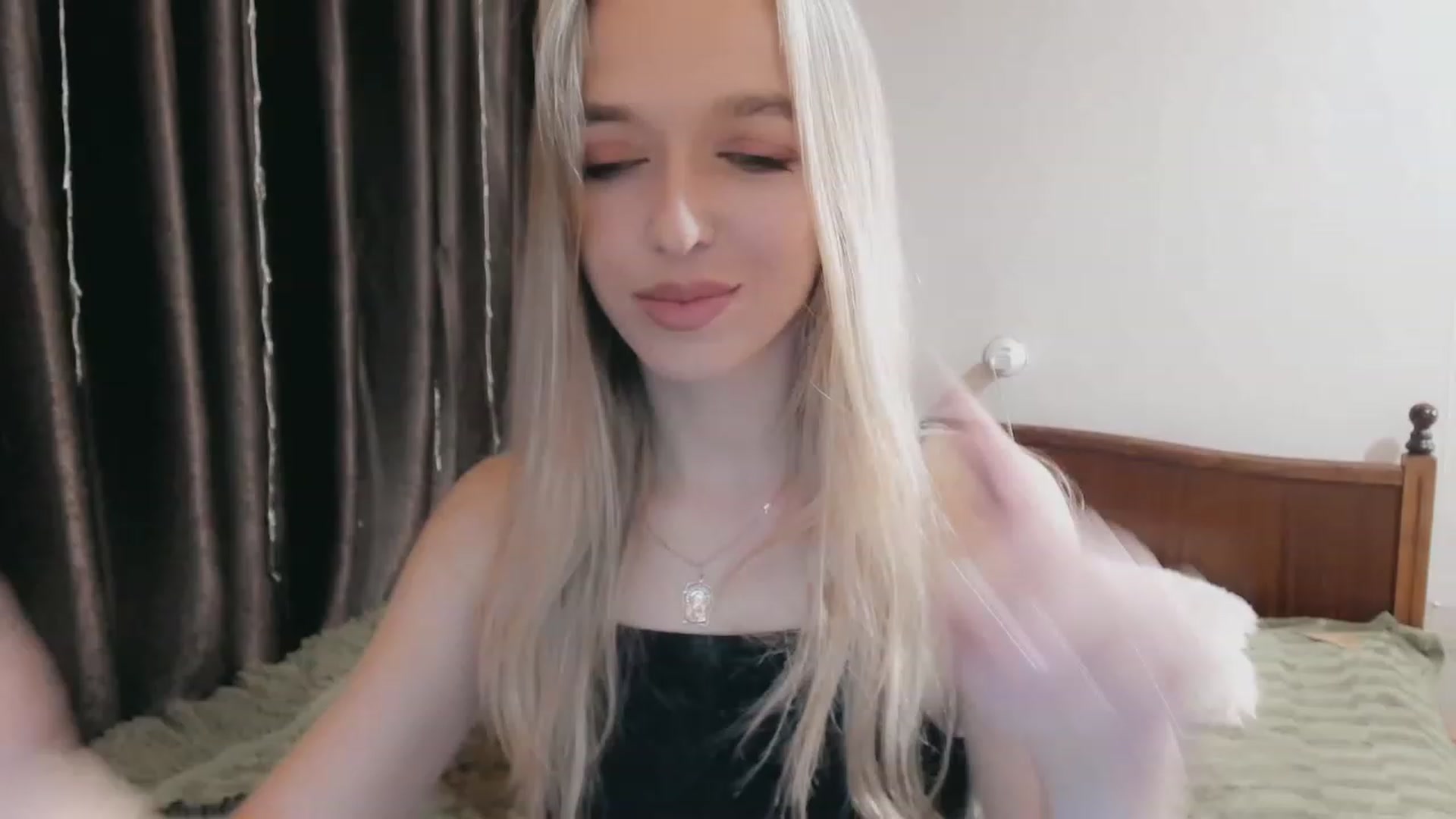 Gallery image thumbnail from Ambri_Lili's myfreecams stream on, 04/21/2023, 17:16 image 11 of 20