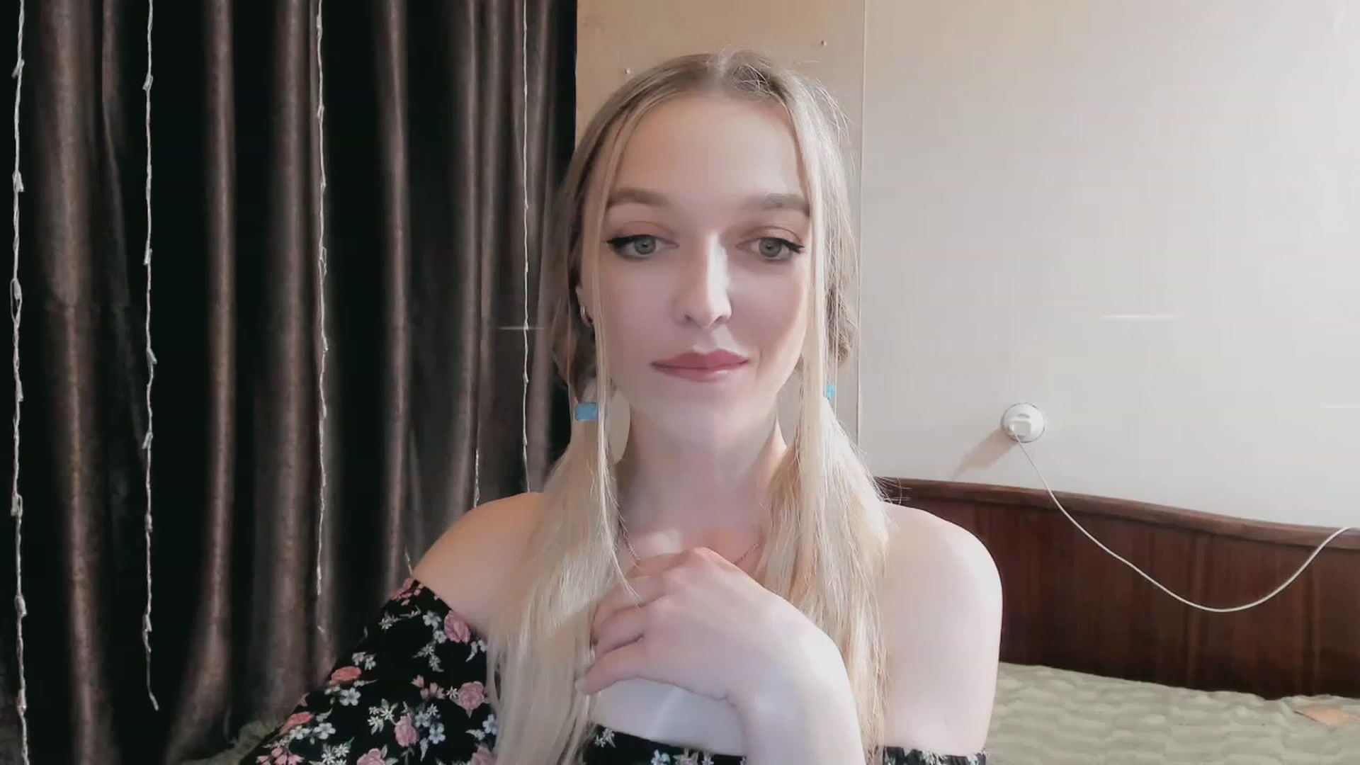 Gallery image thumbnail from Ambri_Lili's myfreecams stream on, 04/22/2023, 17:25 image 8 of 20