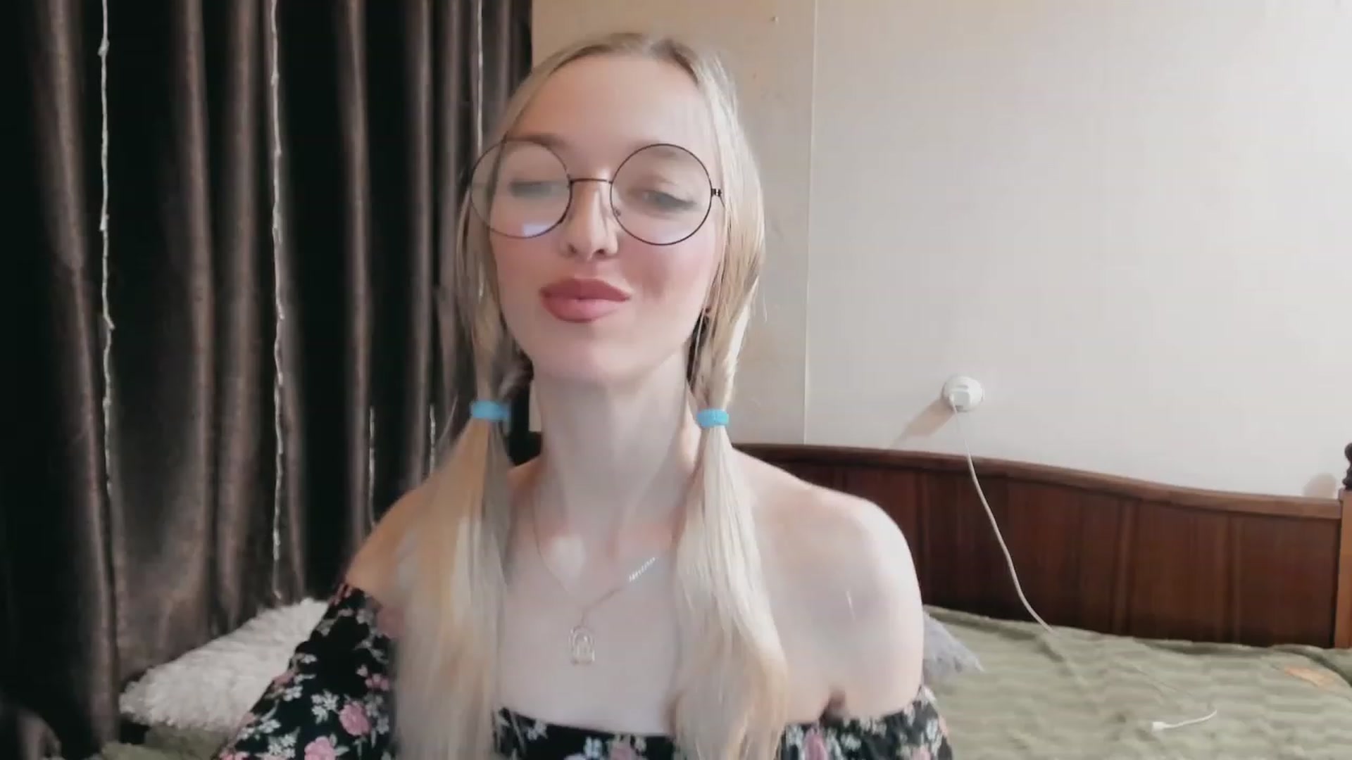 Gallery image thumbnail from Ambri_Lili's myfreecams stream on, 04/23/2023, 17:26 image 2 of 20