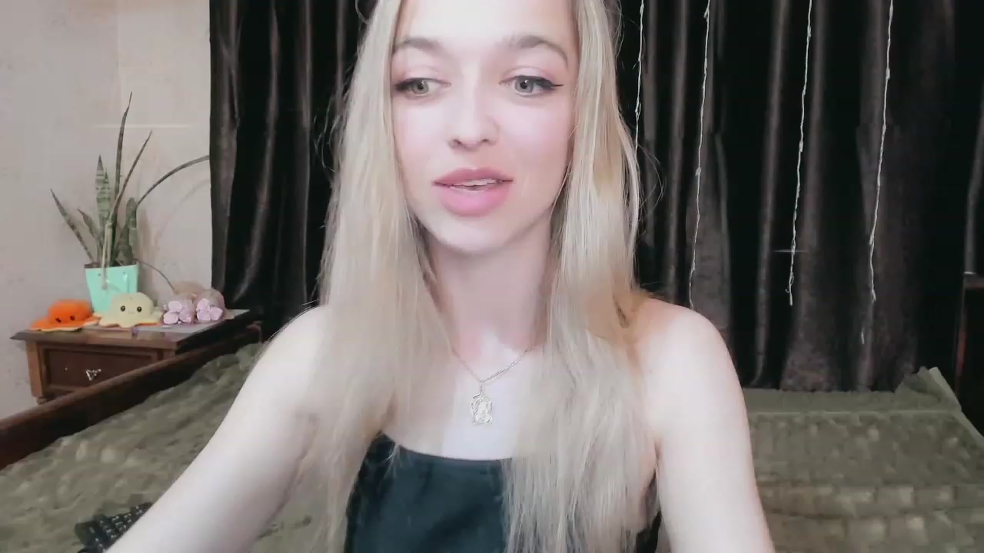 Gallery image thumbnail from Ambri_Lili's myfreecams stream on, 04/27/2023, 17:20 image 1 of 20