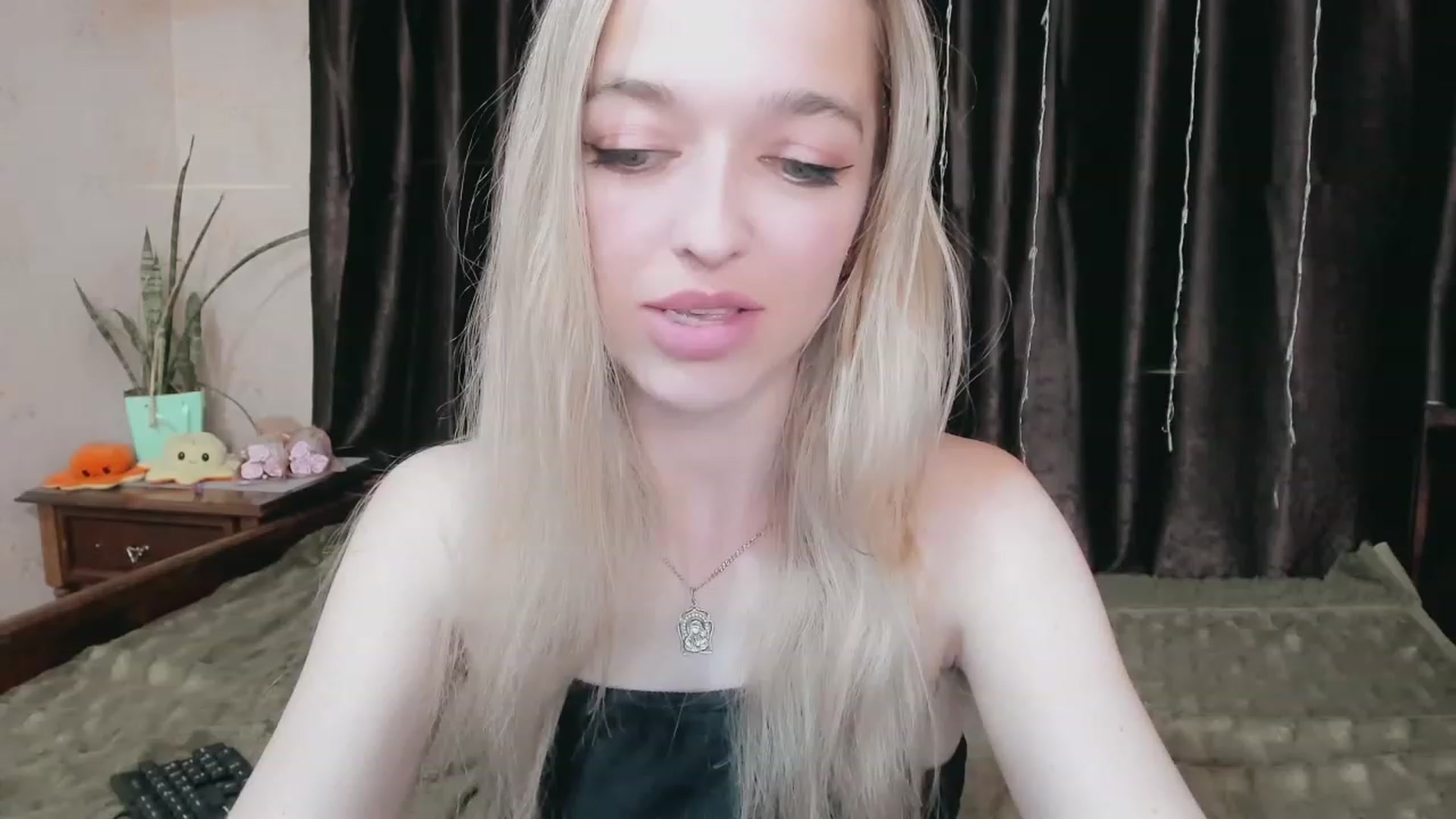 Gallery image thumbnail from Ambri_Lili's myfreecams stream on, 04/27/2023, 17:20 image 2 of 20