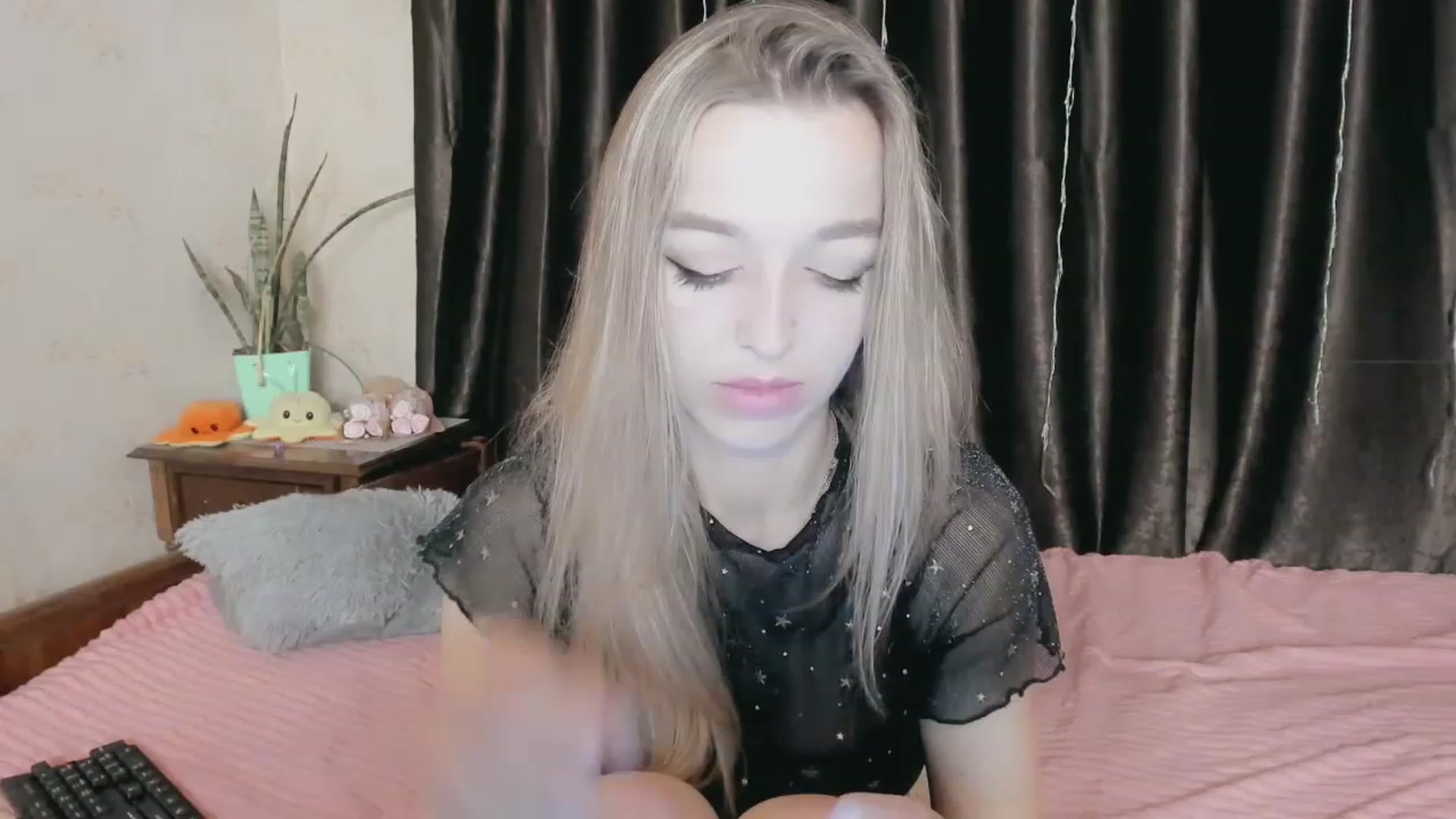 Gallery image thumbnail from Ambri_Lili's myfreecams stream on, 04/29/2023, 18:03 image 4 of 20