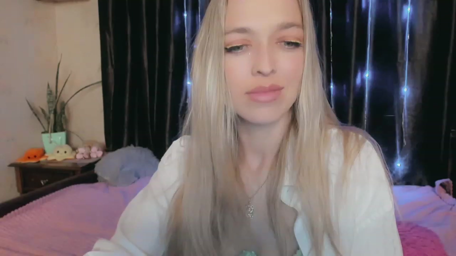 Gallery image thumbnail from Ambri_Lili's myfreecams stream on, 05/03/2023, 17:38 image 13 of 20