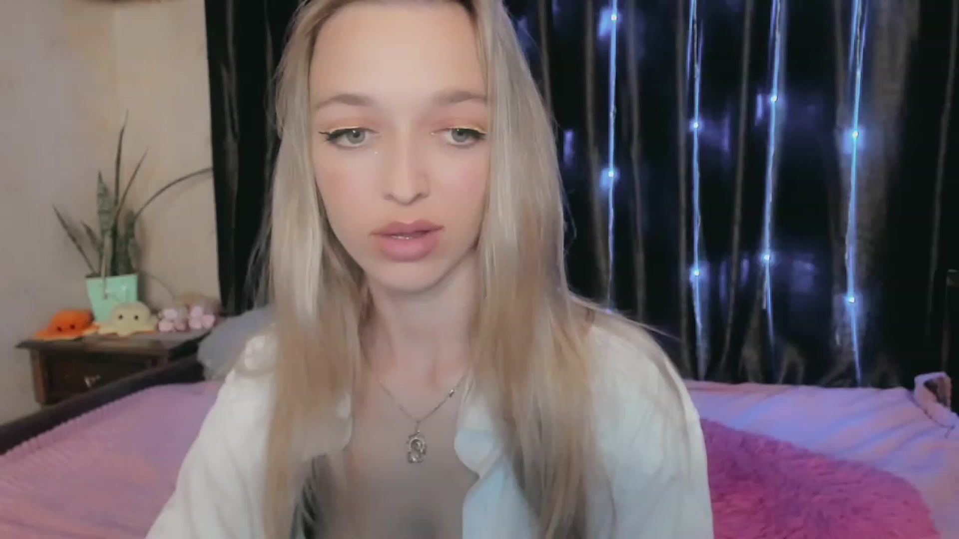 Gallery image thumbnail from Ambri_Lili's myfreecams stream on, 05/03/2023, 17:38 image 7 of 20