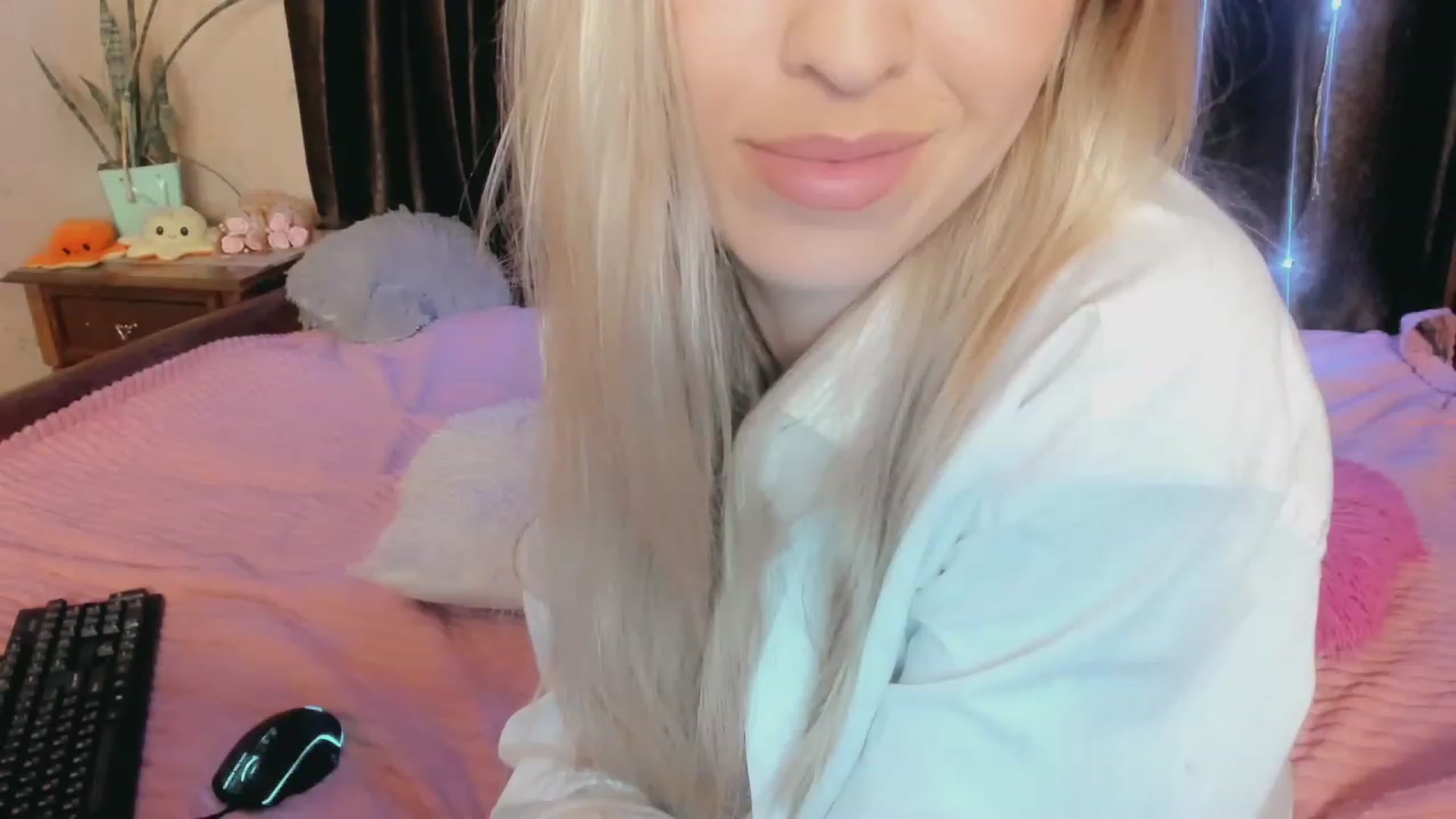 Gallery image thumbnail from Ambri_Lili's myfreecams stream on, 05/03/2023, 17:38 image 12 of 20