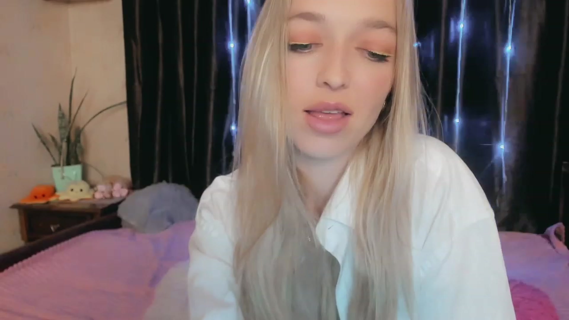 Gallery image thumbnail from Ambri_Lili's myfreecams stream on, 05/03/2023, 17:38 image 15 of 20