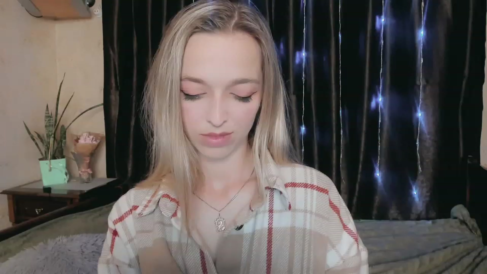 Gallery image thumbnail from Ambri_Lili's myfreecams stream on, 05/06/2023, 17:49 image 4 of 20