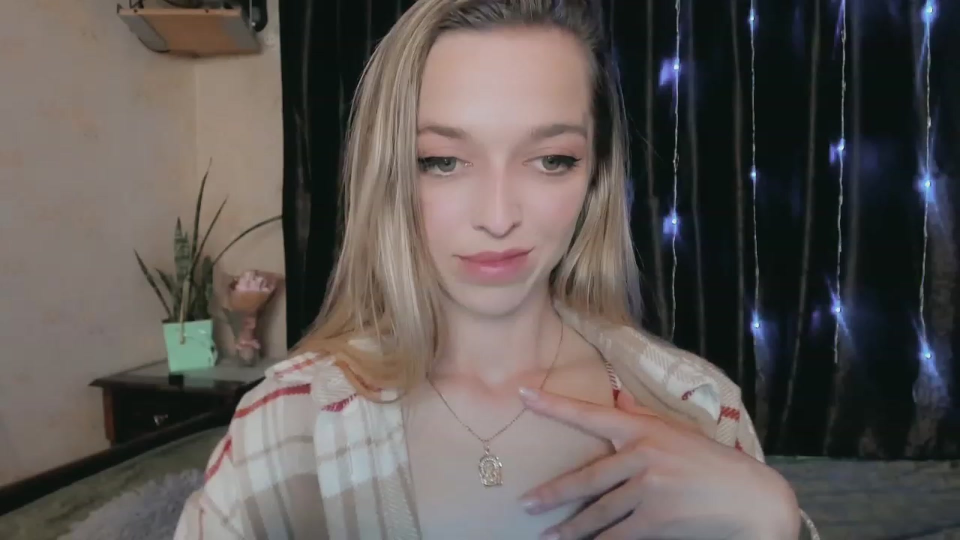 Gallery image thumbnail from Ambri_Lili's myfreecams stream on, 05/06/2023, 17:49 image 14 of 20