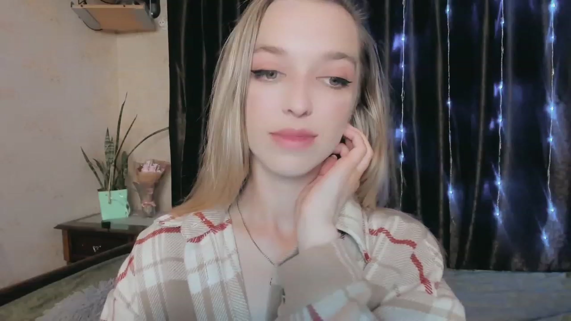 Gallery image thumbnail from Ambri_Lili's myfreecams stream on, 05/06/2023, 17:49 image 13 of 20