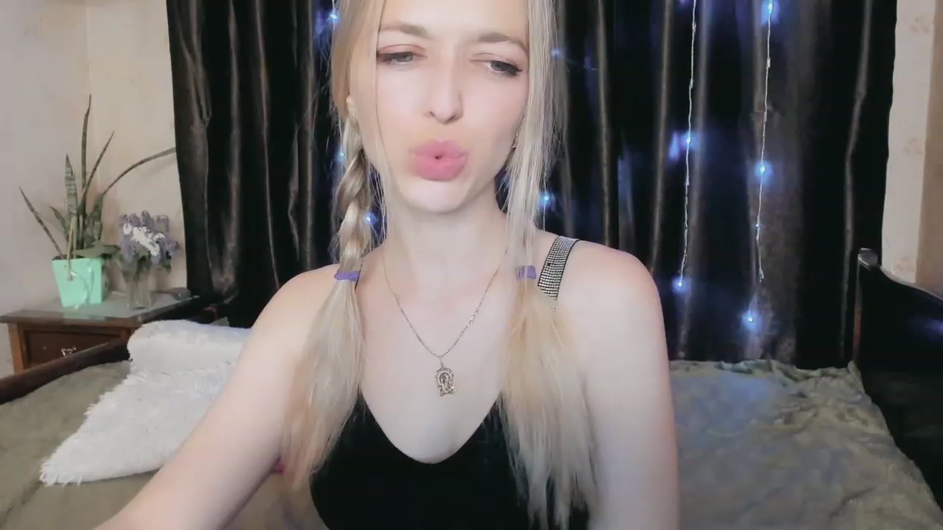 Gallery image thumbnail from Ambri_Lili's myfreecams stream on, 05/13/2023, 18:00 image 14 of 20