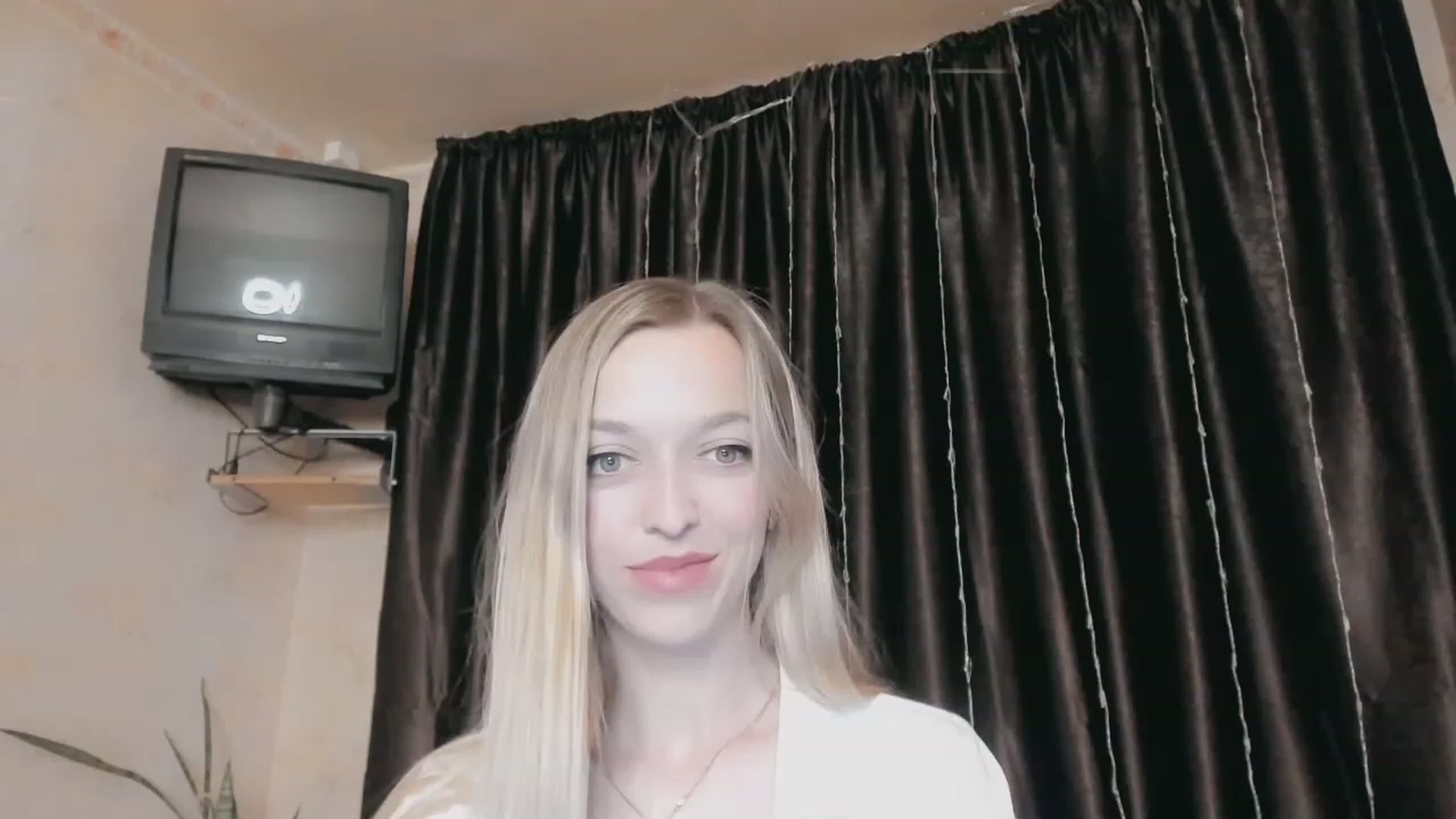 Gallery image thumbnail from Ambri_Lili's myfreecams stream on, 05/17/2023, 17:57 image 17 of 20
