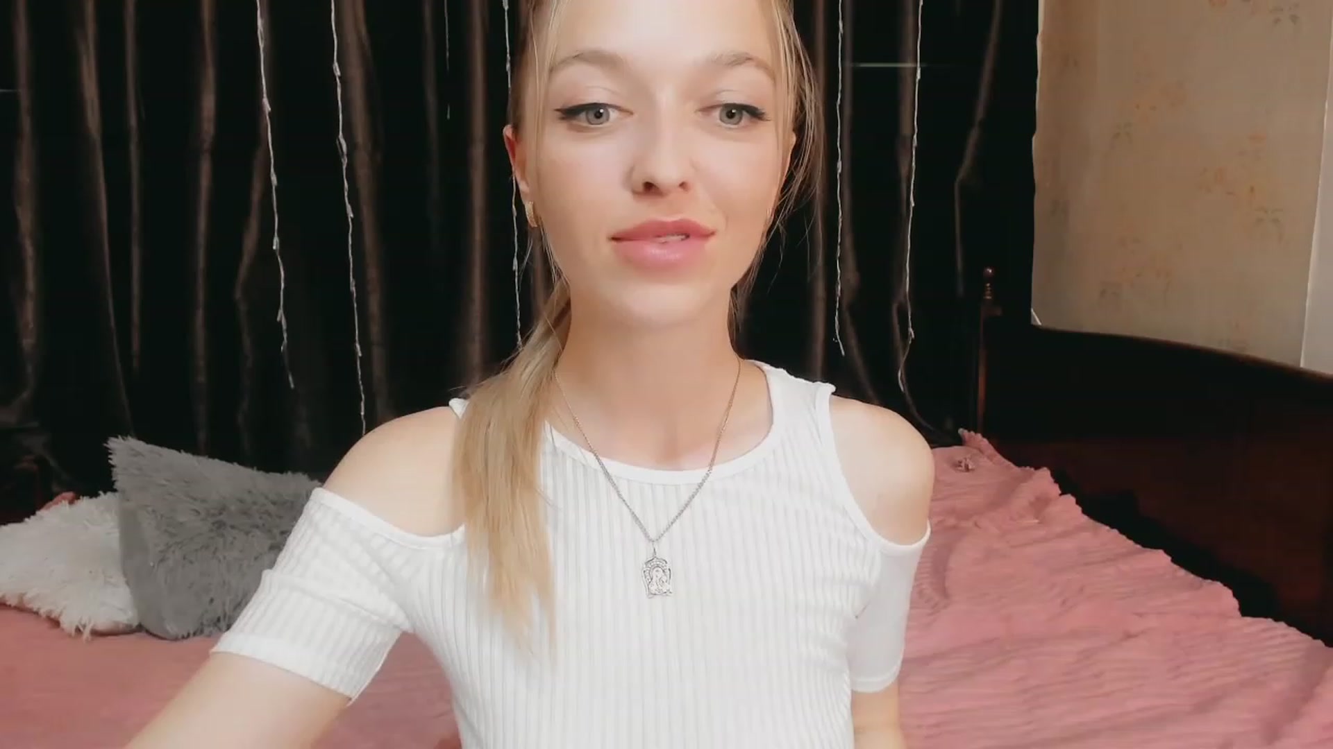Gallery image thumbnail from Ambri_Lili's myfreecams stream on, 05/18/2023, 18:33 image 9 of 20