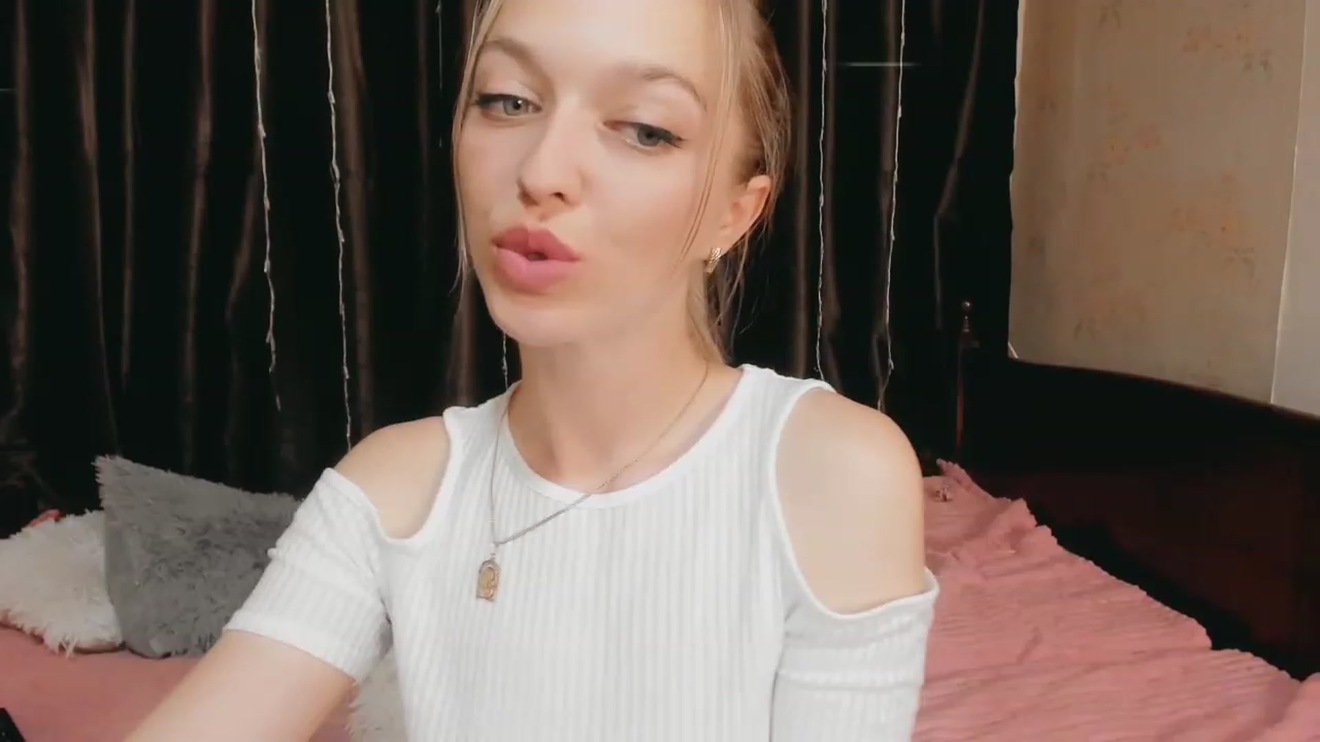 Gallery image thumbnail from Ambri_Lili's myfreecams stream on, 05/18/2023, 18:33 image 15 of 20