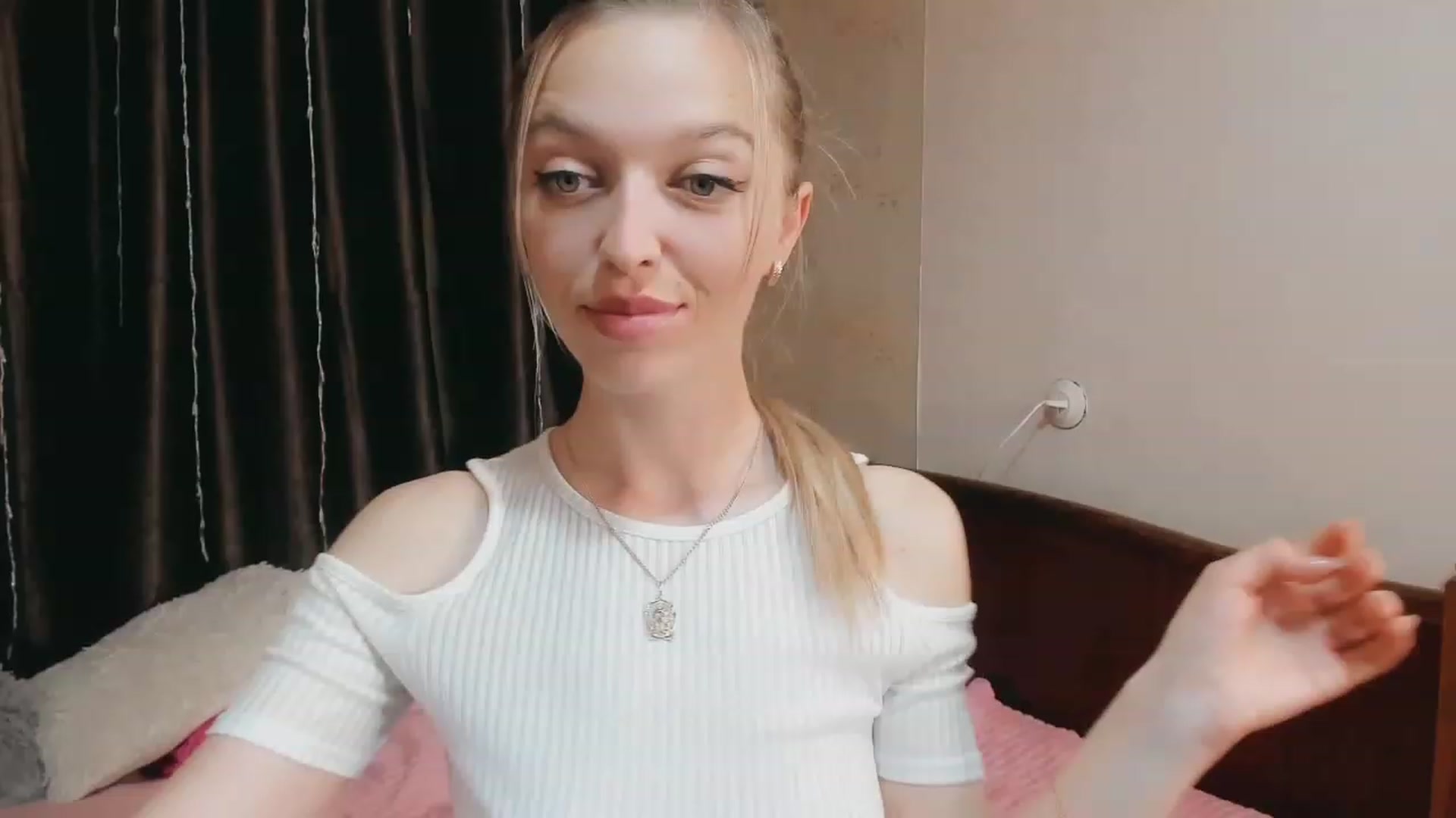 Gallery image thumbnail from Ambri_Lili's myfreecams stream on, 05/18/2023, 18:33 image 7 of 20