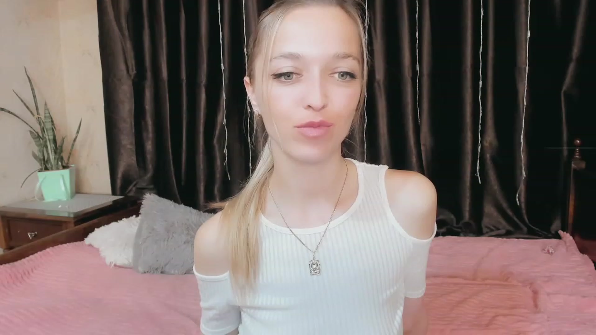Gallery image thumbnail from Ambri_Lili's myfreecams stream on, 05/18/2023, 18:33 image 1 of 20