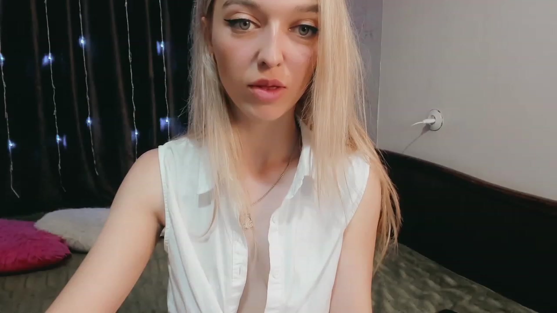 Gallery image thumbnail from Ambri_Lili's myfreecams stream on, 06/05/2023, 17:45 image 15 of 20