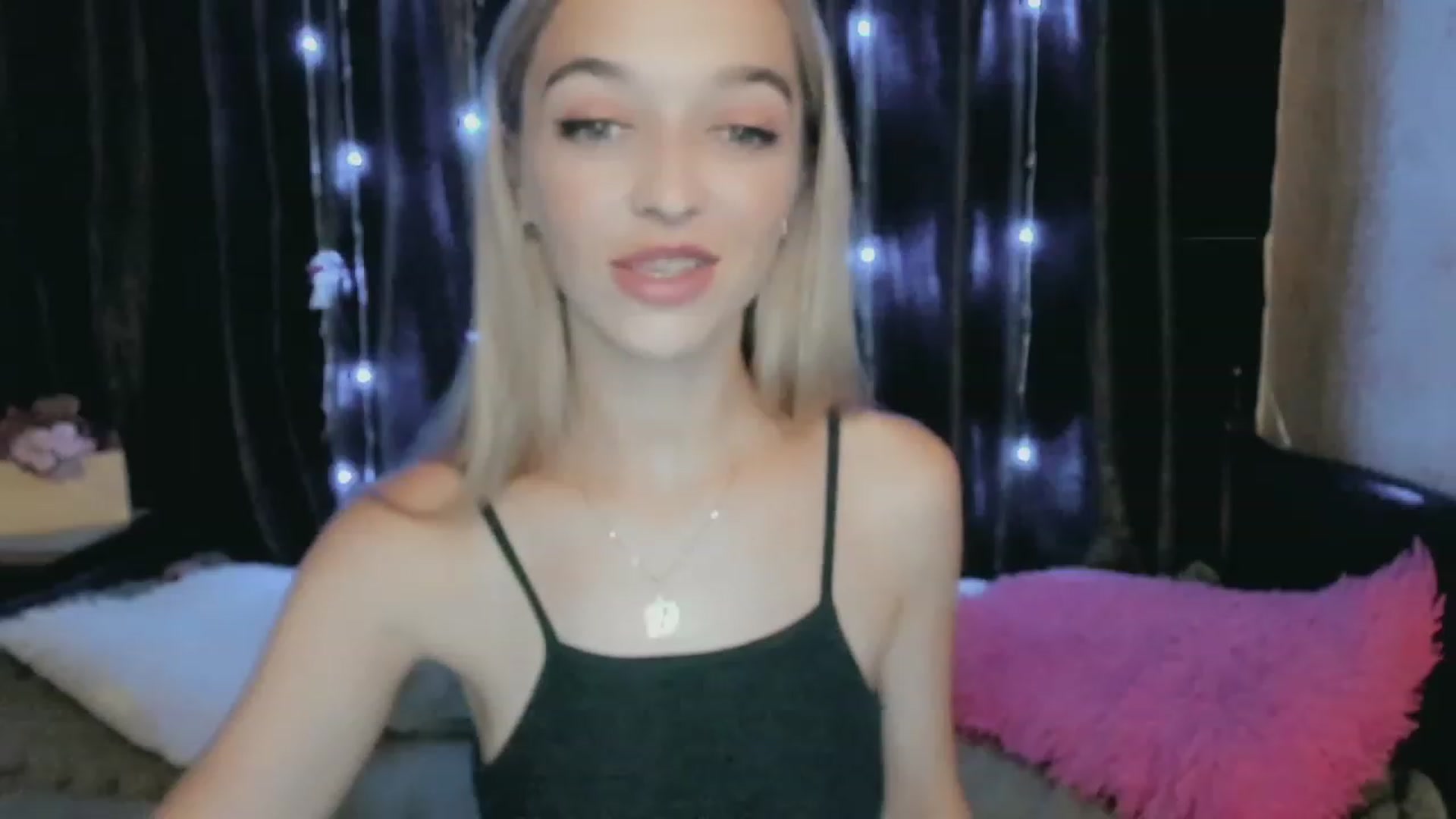 Gallery image thumbnail from Ambri_Lili's myfreecams stream on, 06/28/2023, 15:20 image 3 of 20