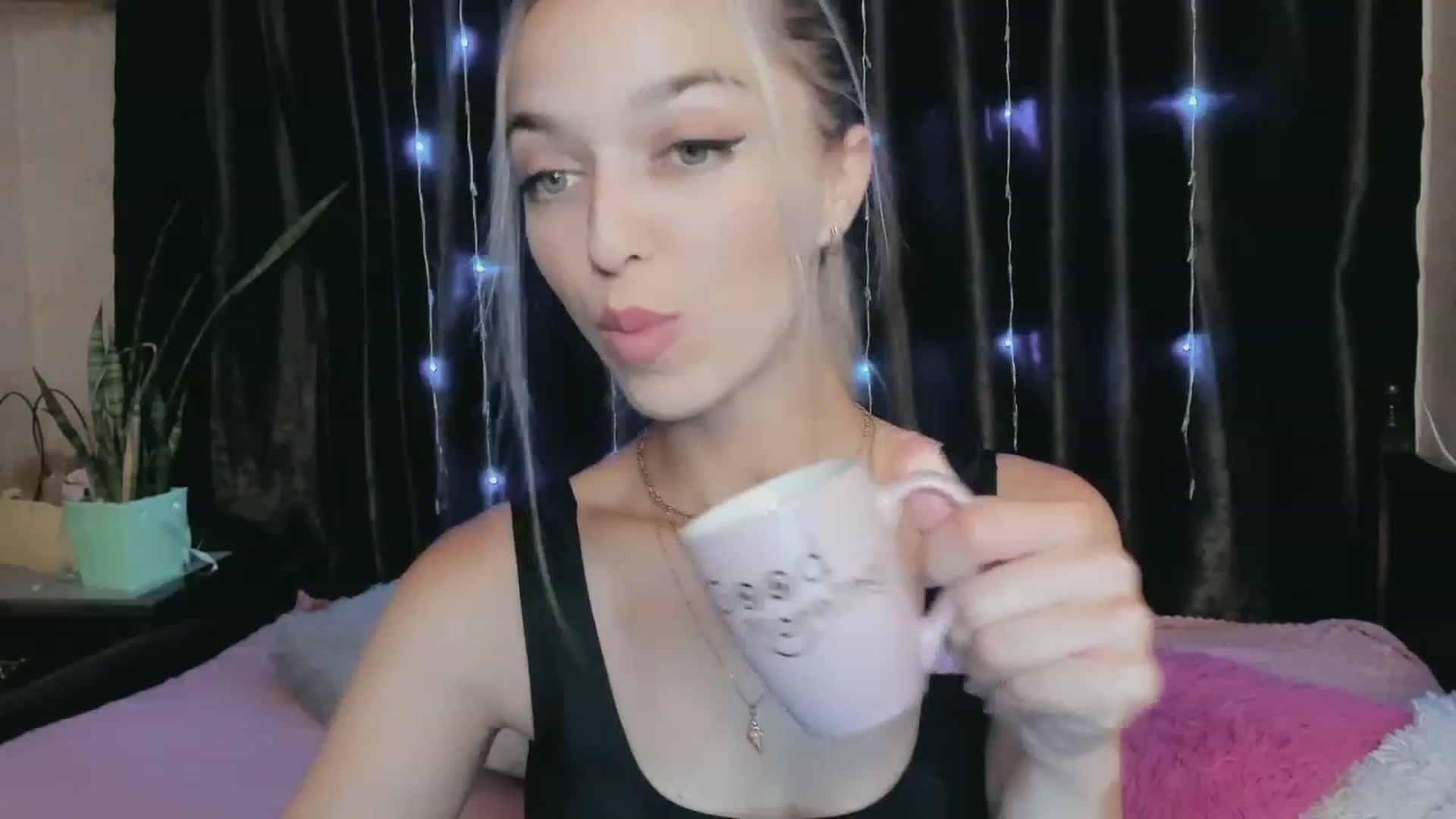 Gallery image thumbnail from Ambri_Lili's myfreecams stream on, 07/15/2023, 14:27 image 17 of 20