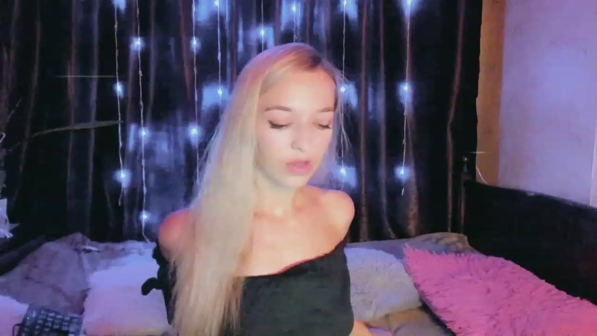 Gallery image thumbnail from Ambri_Lili's myfreecams stream on, 07/29/2023, 14:28 image 19 of 20