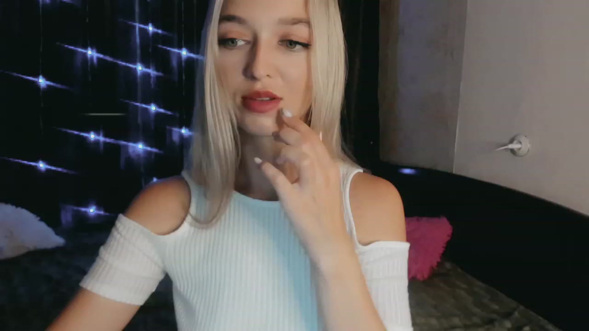 Gallery image thumbnail from Ambri_Lili's myfreecams stream on, 08/28/2023, 06:15 image 2 of 20