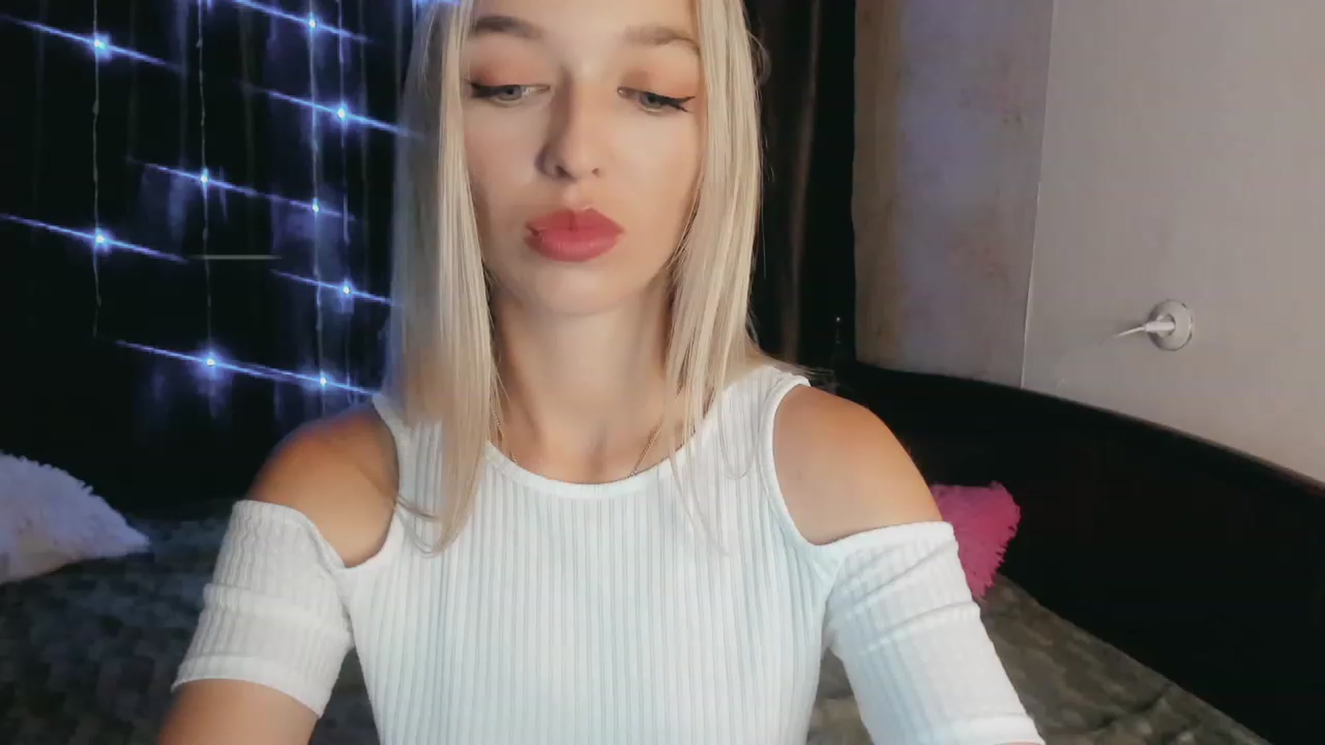 Gallery image thumbnail from Ambri_Lili's myfreecams stream on, 08/28/2023, 06:15 image 9 of 20