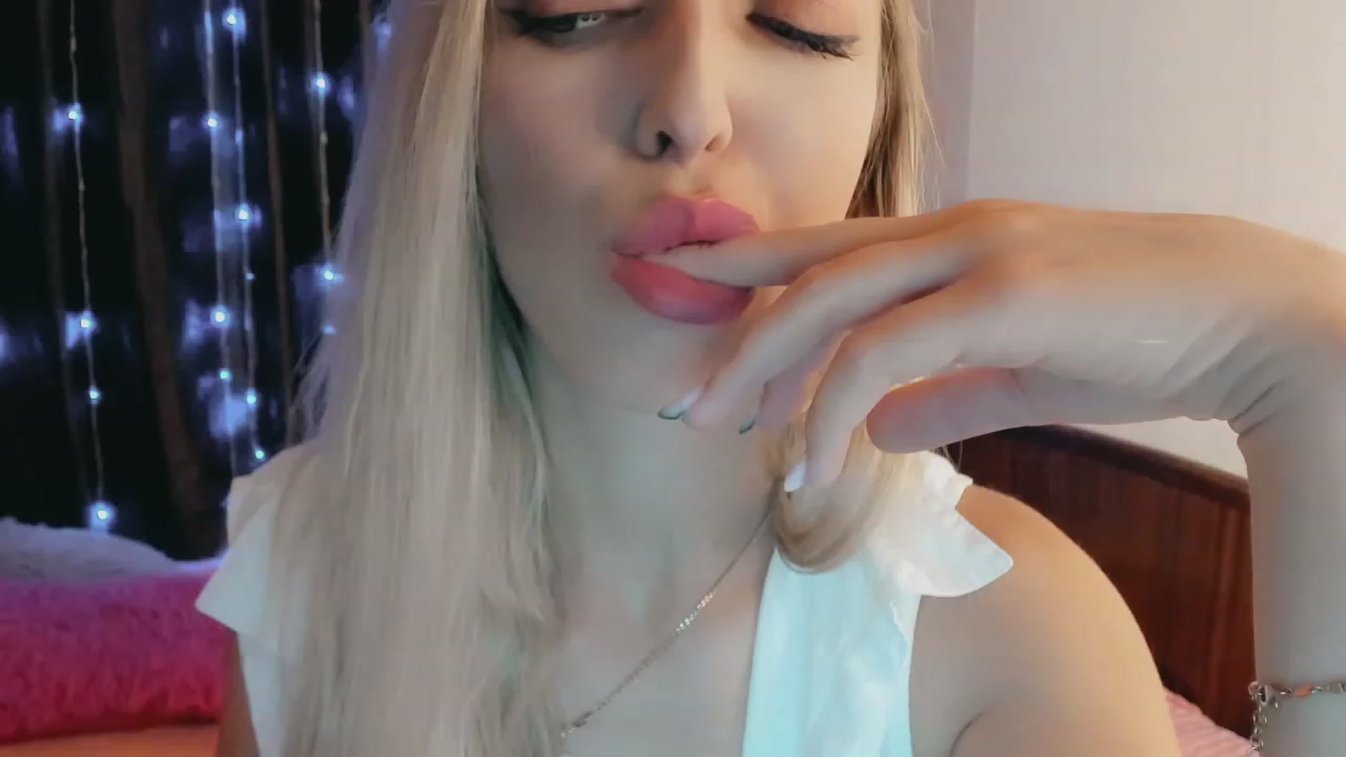 Gallery image thumbnail from Ambri_Lili's myfreecams stream on, 09/07/2023, 15:51 image 9 of 20
