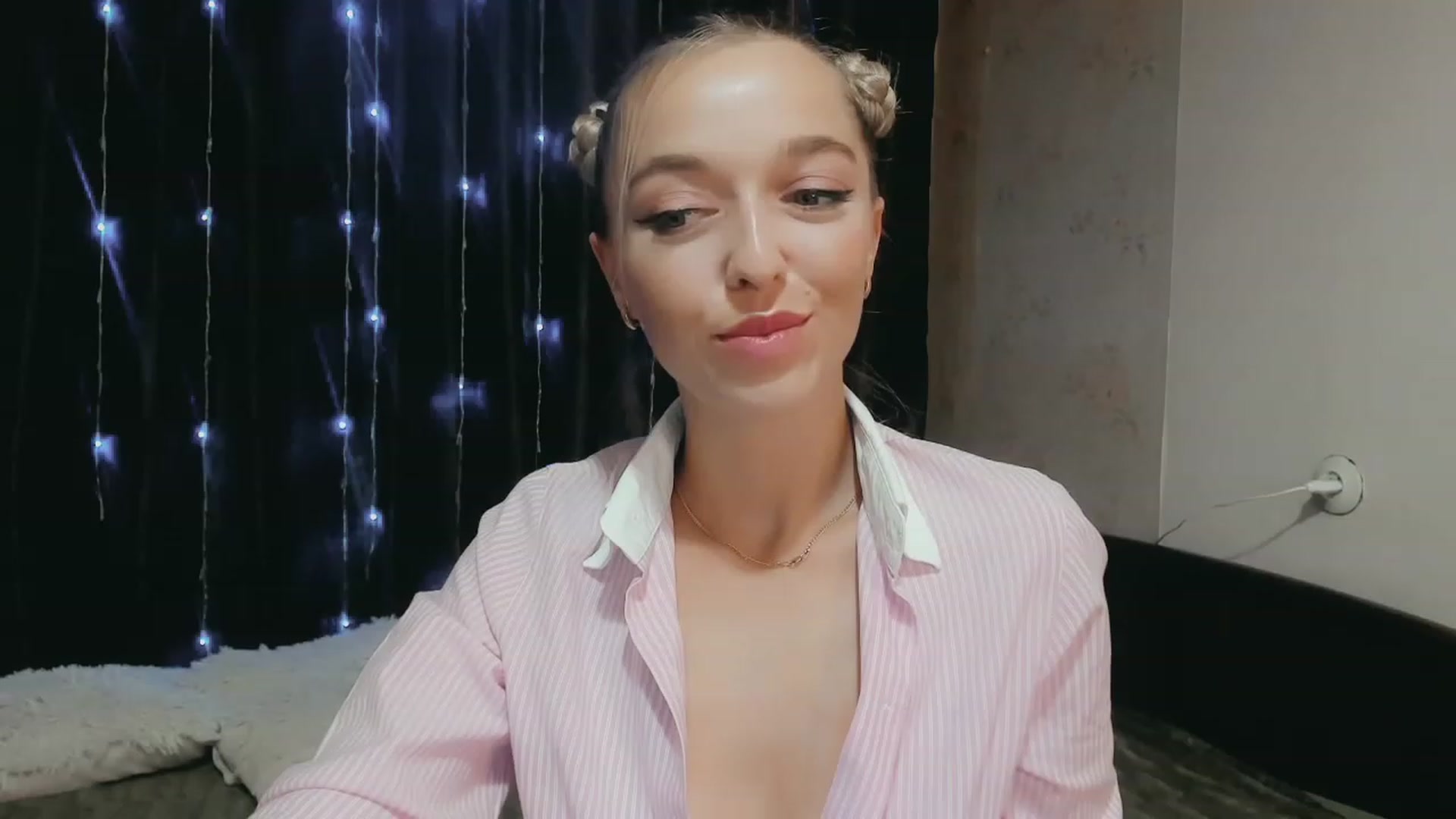 Gallery image thumbnail from Ambri_Lili's myfreecams stream on, 09/20/2023, 15:35 image 14 of 20