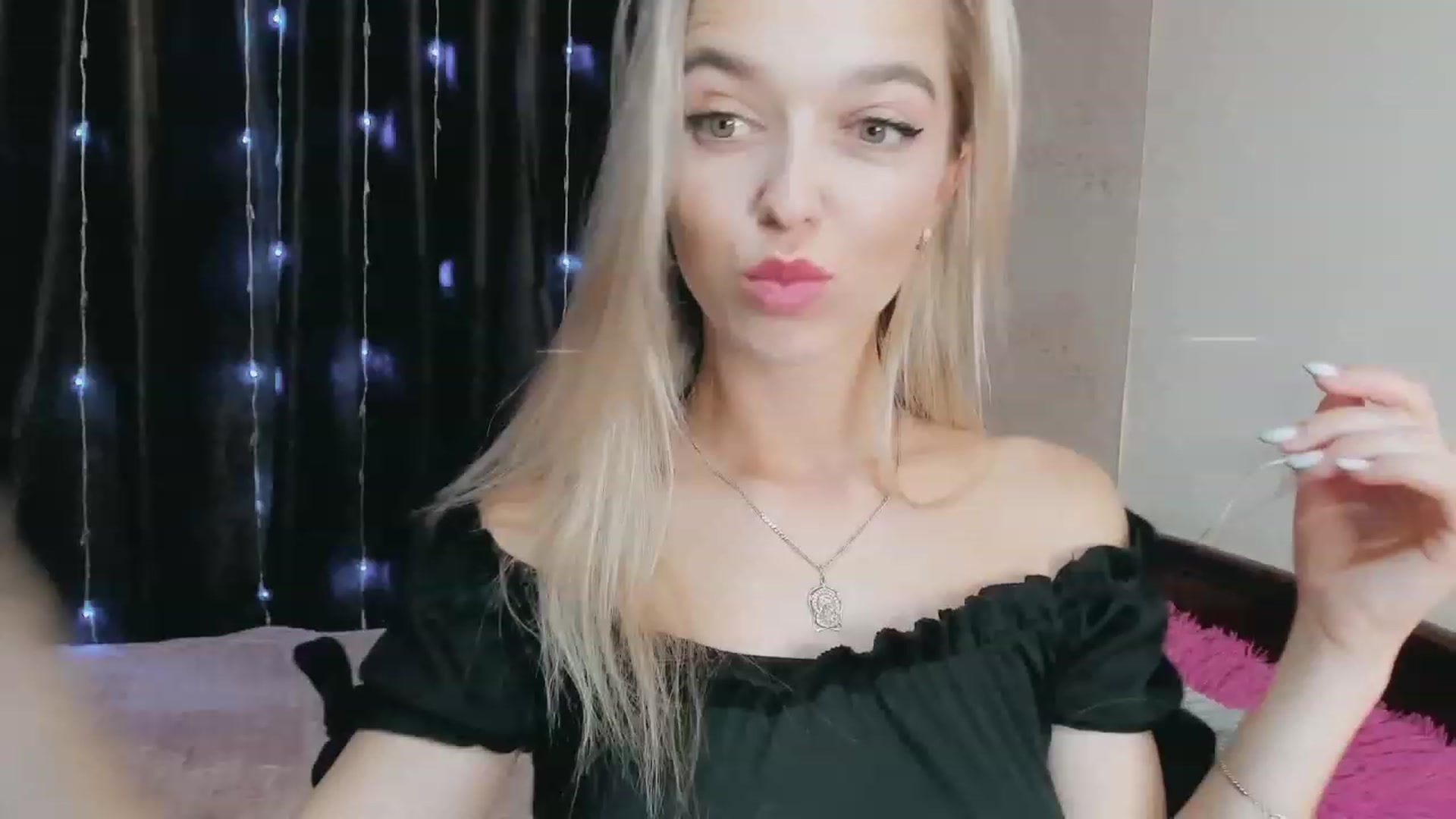 Gallery image thumbnail from Ambri_Lili's myfreecams stream on, 09/25/2023, 15:01 image 6 of 20