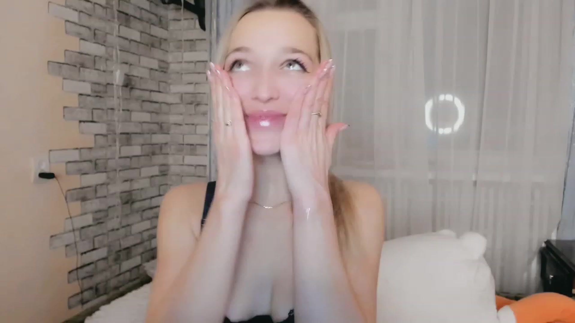 Gallery image thumbnail from Ambri_Lili's myfreecams stream on, 03/11/2024, 18:39 image 3 of 20
