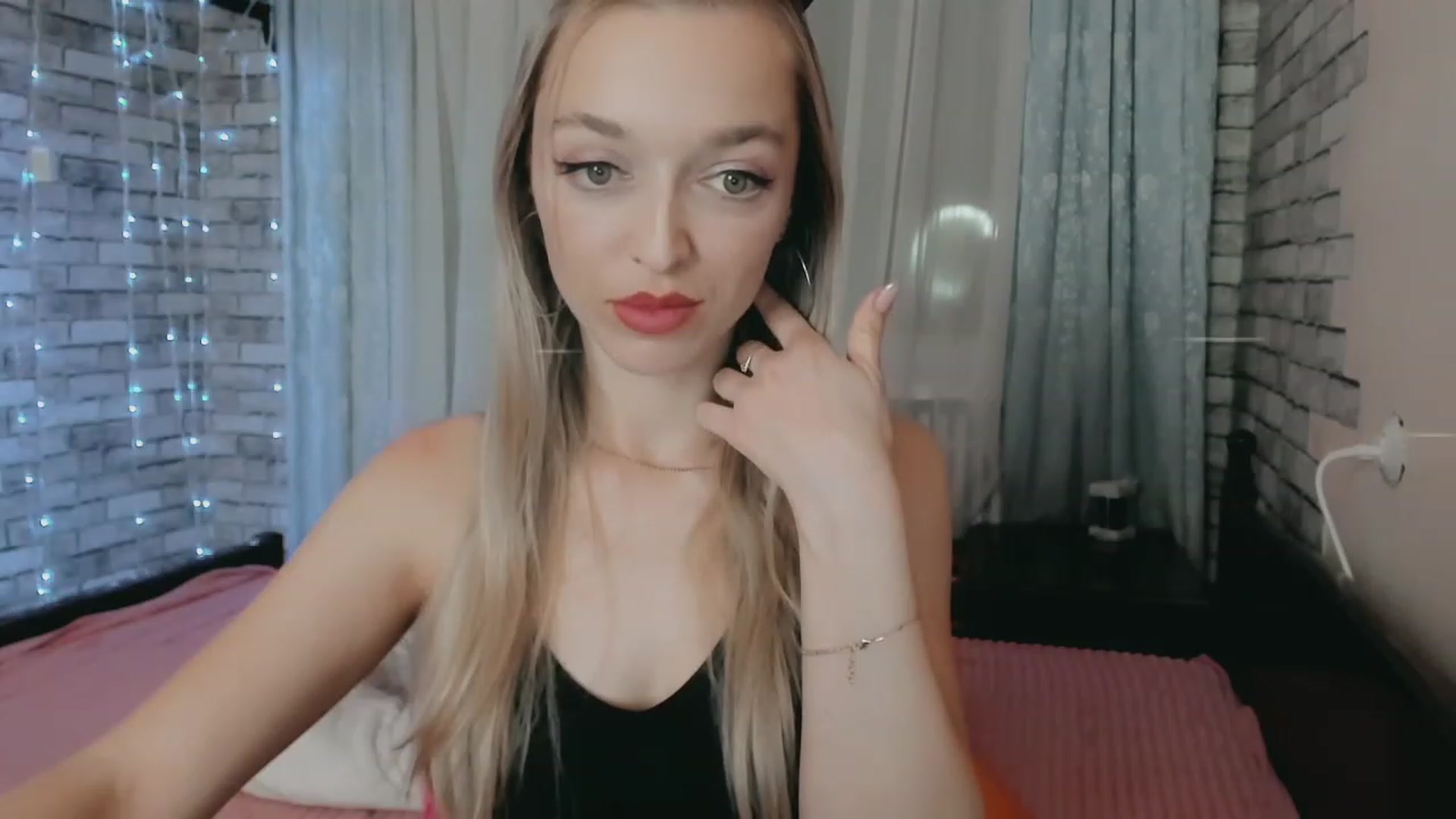 Gallery image thumbnail from Ambri_Lili's myfreecams stream on, 03/14/2024, 16:44 image 16 of 20