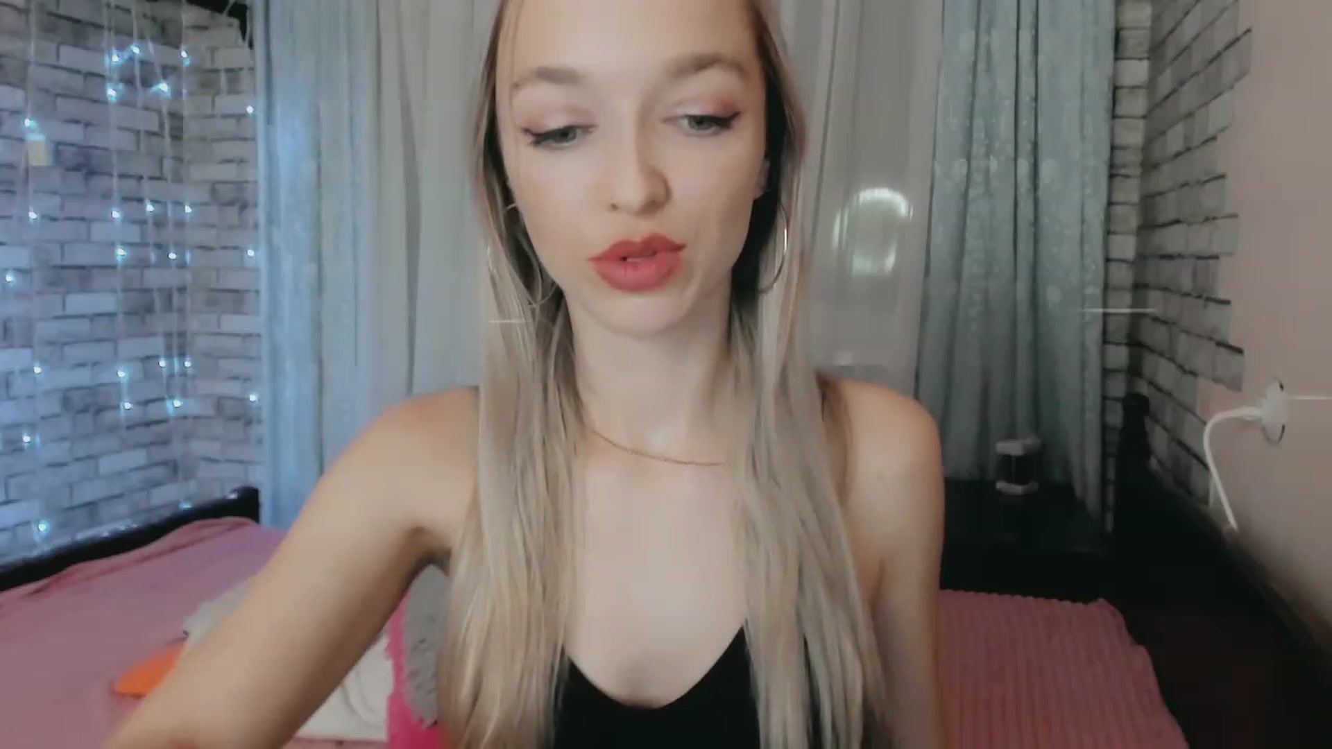 Gallery image thumbnail from Ambri_Lili's myfreecams stream on, 03/14/2024, 16:44 image 15 of 20