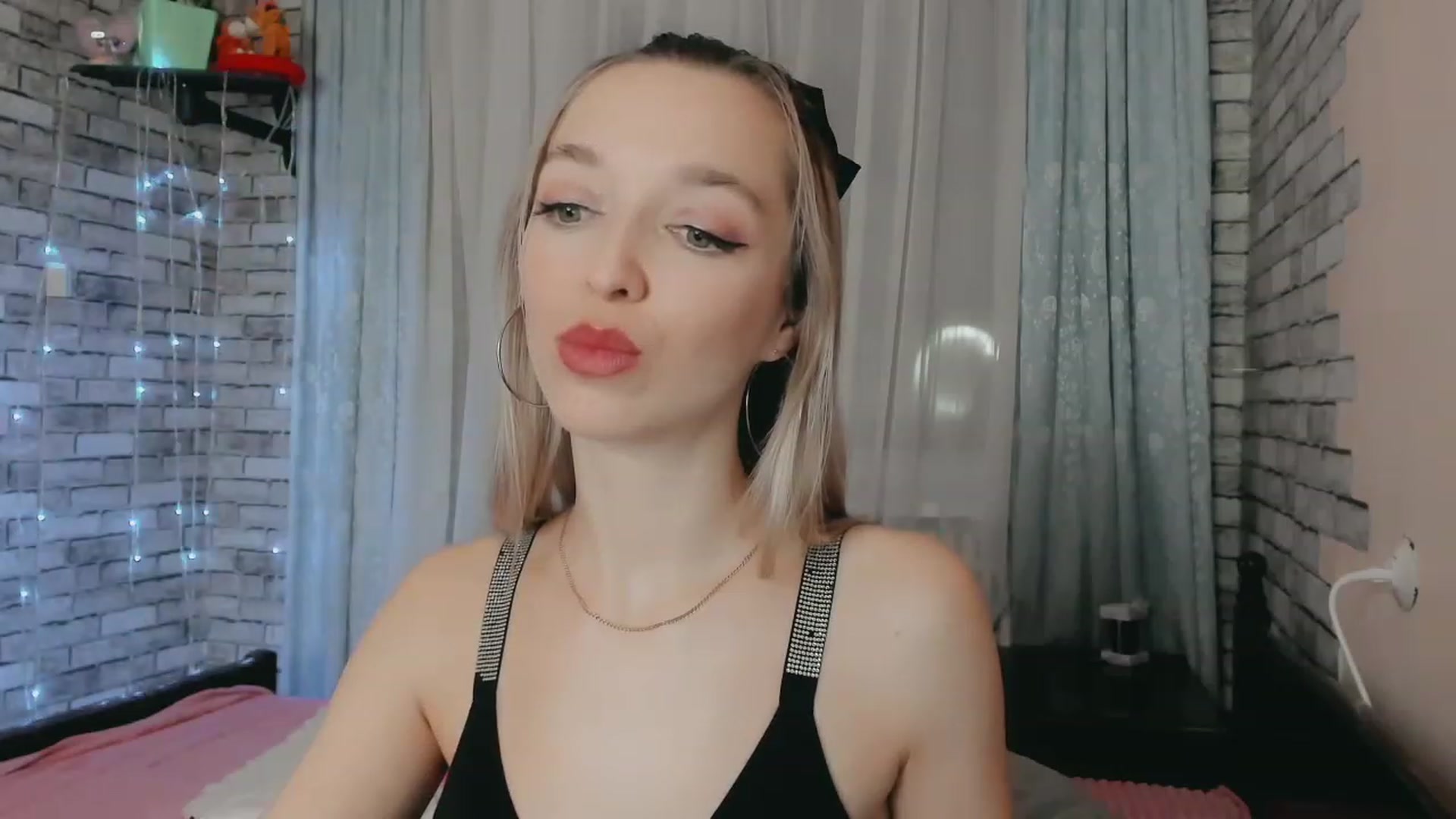 Gallery image thumbnail from Ambri_Lili's myfreecams stream on, 03/14/2024, 16:44 image 7 of 20