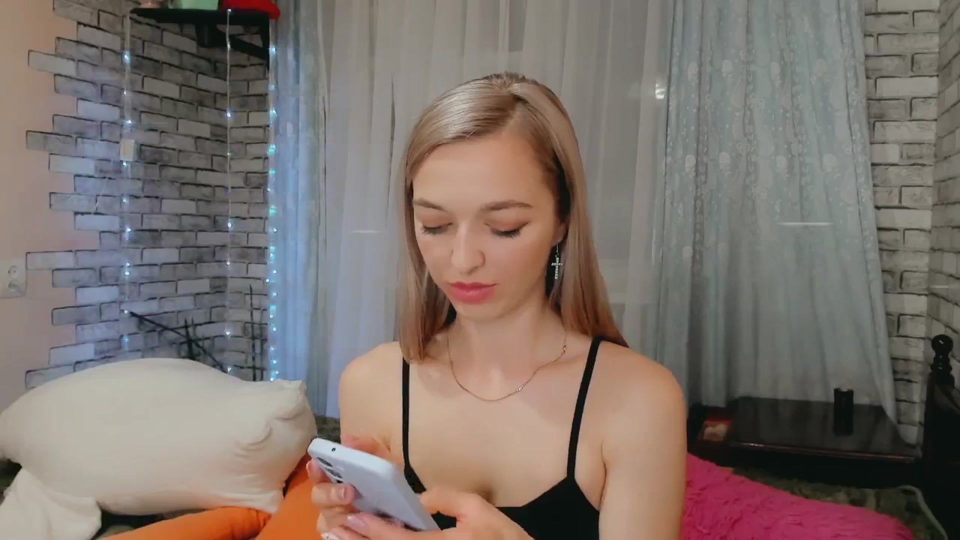 Gallery image thumbnail from Ambri_Lili's myfreecams stream on, 04/16/2024, 15:36 image 4 of 20
