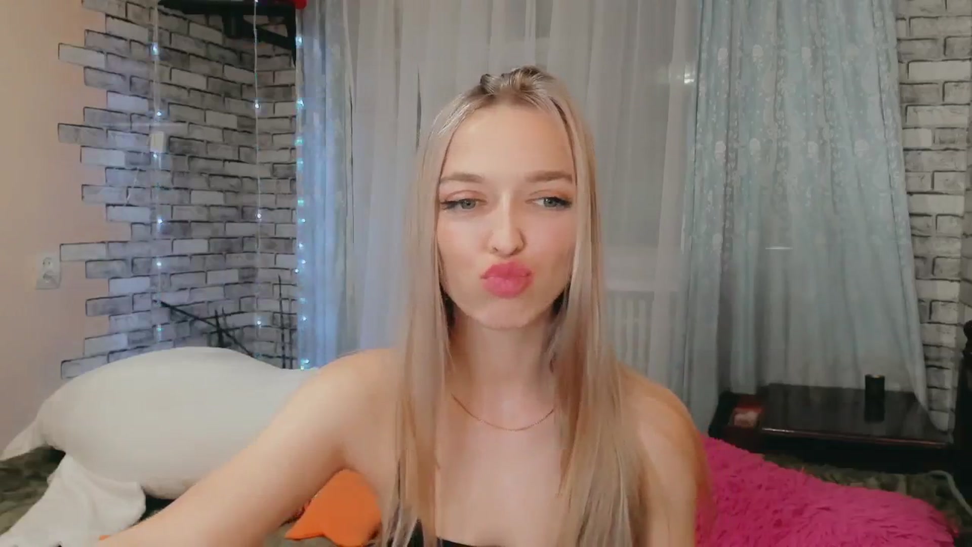 Gallery image thumbnail from Ambri_Lili's myfreecams stream on, 04/16/2024, 15:36 image 16 of 20